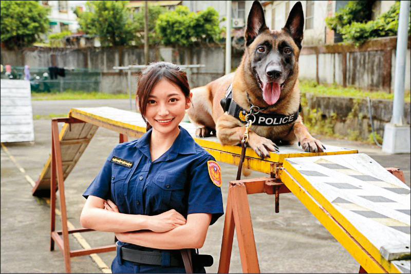 祈錦鈅曾擔任反毒宣傳大使,和緝毒犬一起拍照。(固力狗提供)