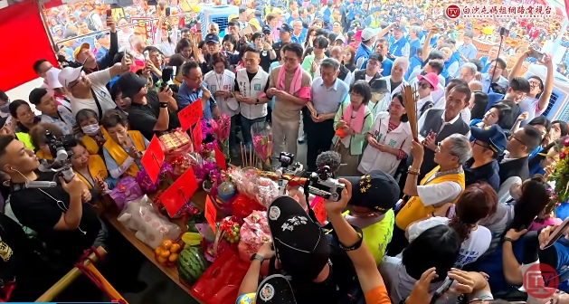 「粉紅超跑」停駕停駕北辰派出所，柯文哲夫妻、黃國昌現身參拜。（翻攝自白沙屯媽祖網路電視台）