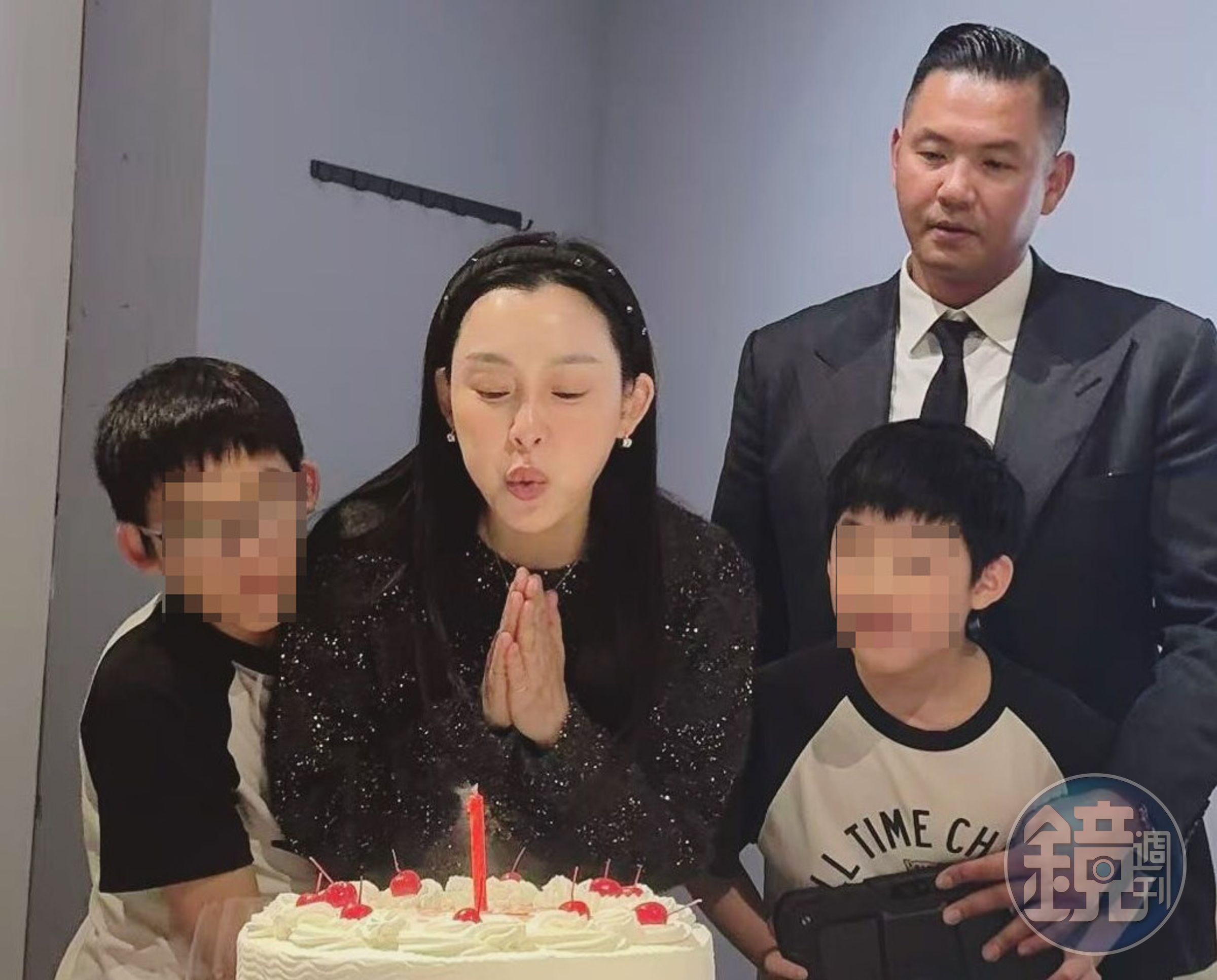 黑人(右一)、范瑋琪(左二)夫妻育有飛飛、翔翔2子,一家四口情感緊密。(翻攝自范瑋琪IG)
