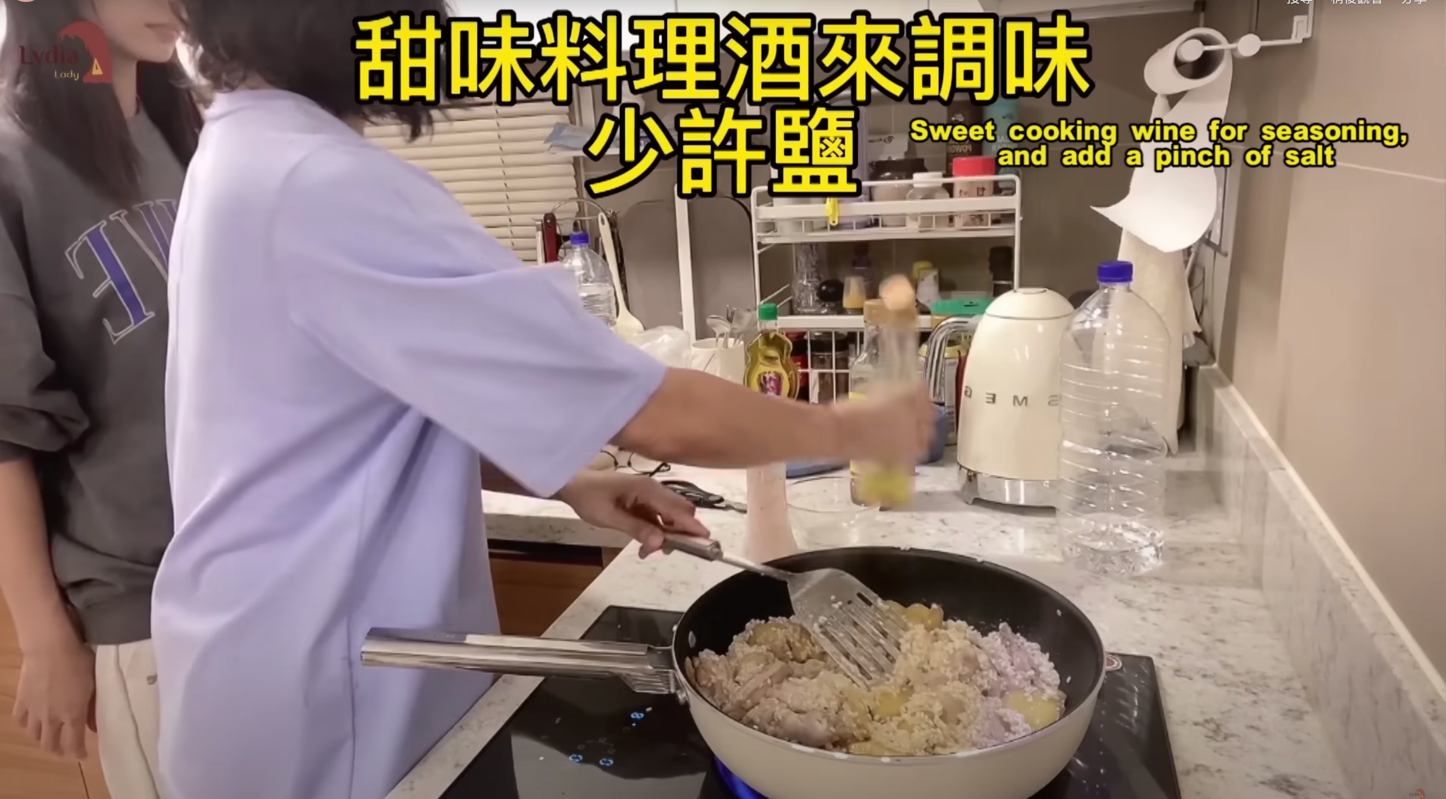 子瑜跟在媽媽身旁看她下廚，僅露出半張臉也感受到美顏暴擊。（截圖自玲氏物語YT）