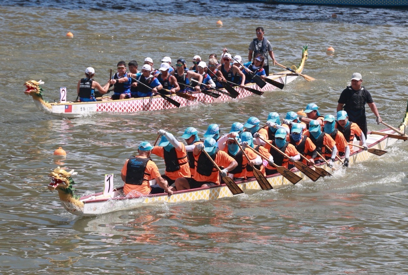 國際扶輪3521地區今在大佳河濱公園舉辦龍舟聯誼賽暨親子扶輪日，吸引逾20支隊伍參與。（慈濟基金會提供）