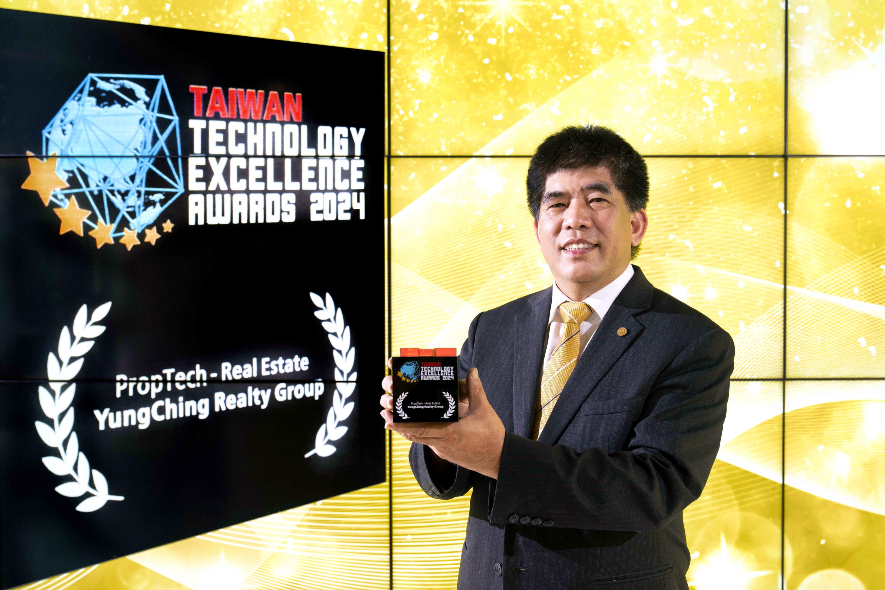 永慶房屋「i特助」服務贏得2024「亞洲科技卓越獎」房產科技大獎,永慶房屋總經理吳良治代表領獎。