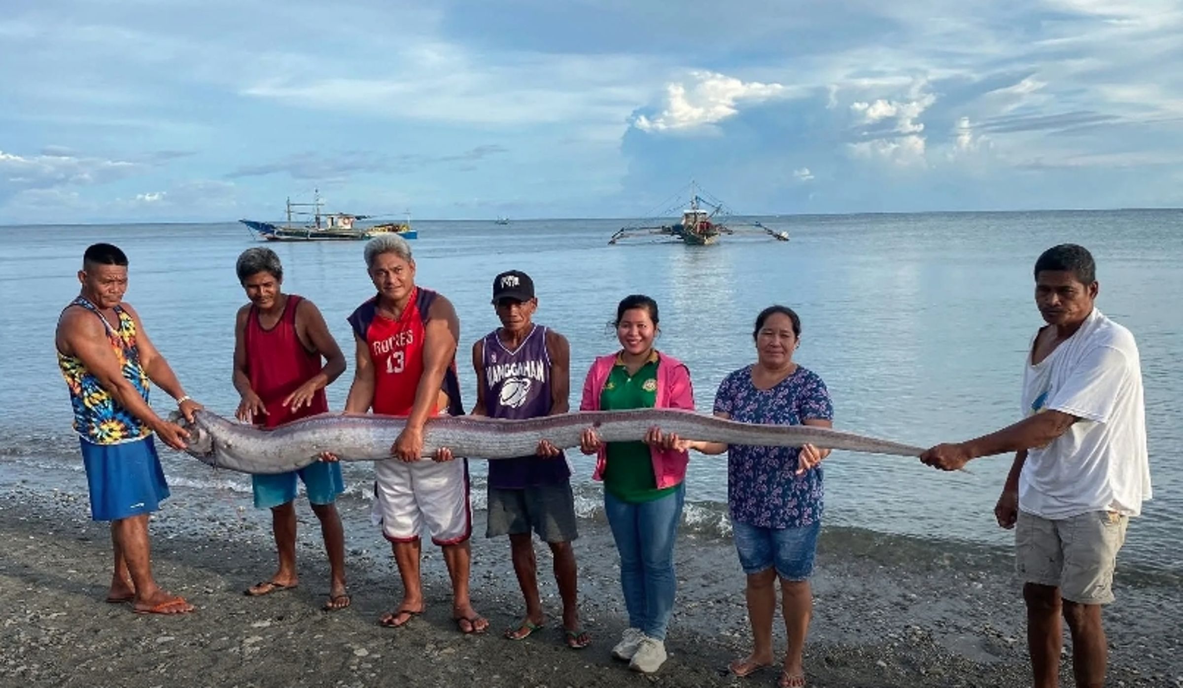 菲律賓漁民在海岸邊發現1條長達約3.5公尺的巨型皇帶魚。（翻攝自Brigada News）
