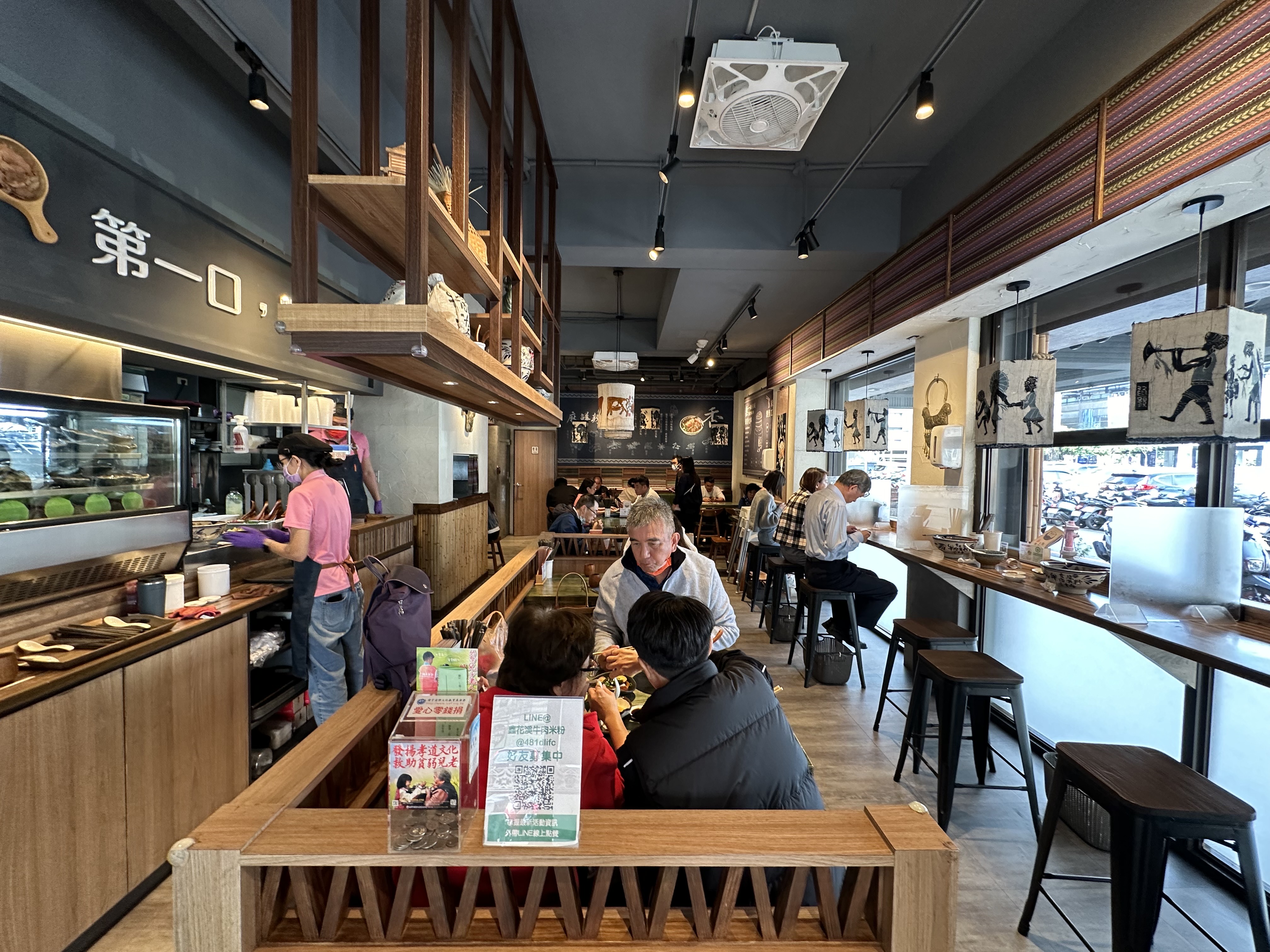 店內座位數不多，用餐時間經常需要排隊。