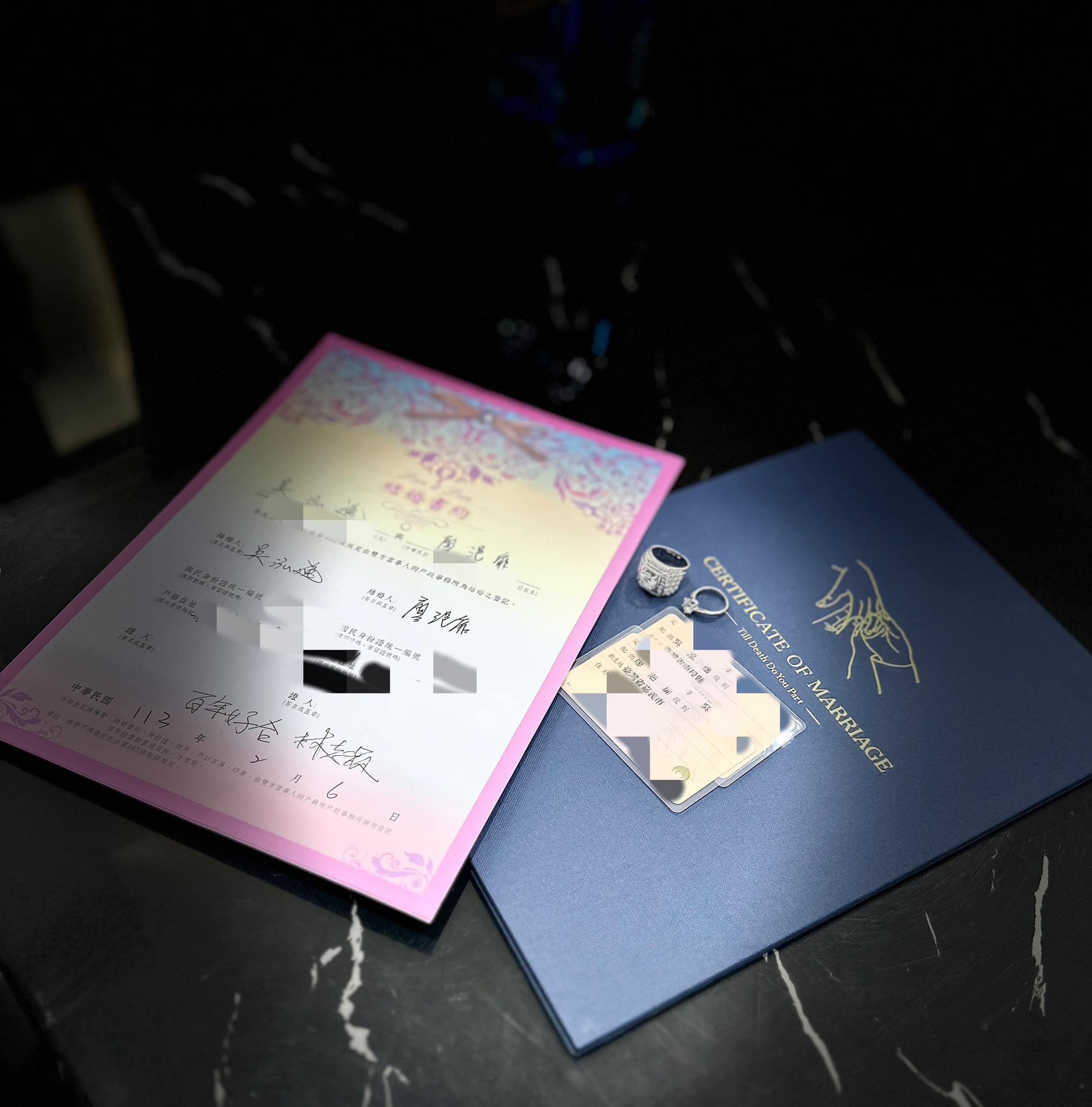 網紅鳳梨曬出結婚證書。(翻攝自吳泓逸臉書)