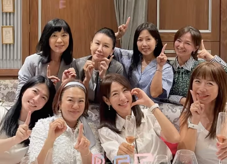 賈永婕（前排右二）在台北101高空餐廳與閨密們聚會。（翻攝賈永婕IG）