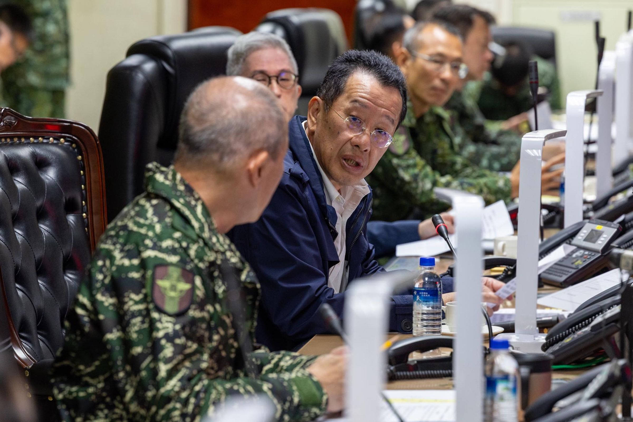 國防部長顧立雄率副部長徐斯儉、參謀總長梅家樹等國軍重要幹部,於聯合作戰指揮中心全程掌握共軍對台軍演狀況。(國防部提供)