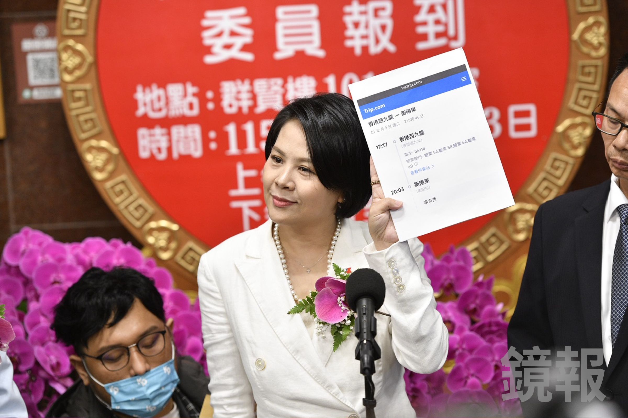李貞秀拿出機票，強調自己曾赴中國放棄國籍遭拒。（鏡報李智為）