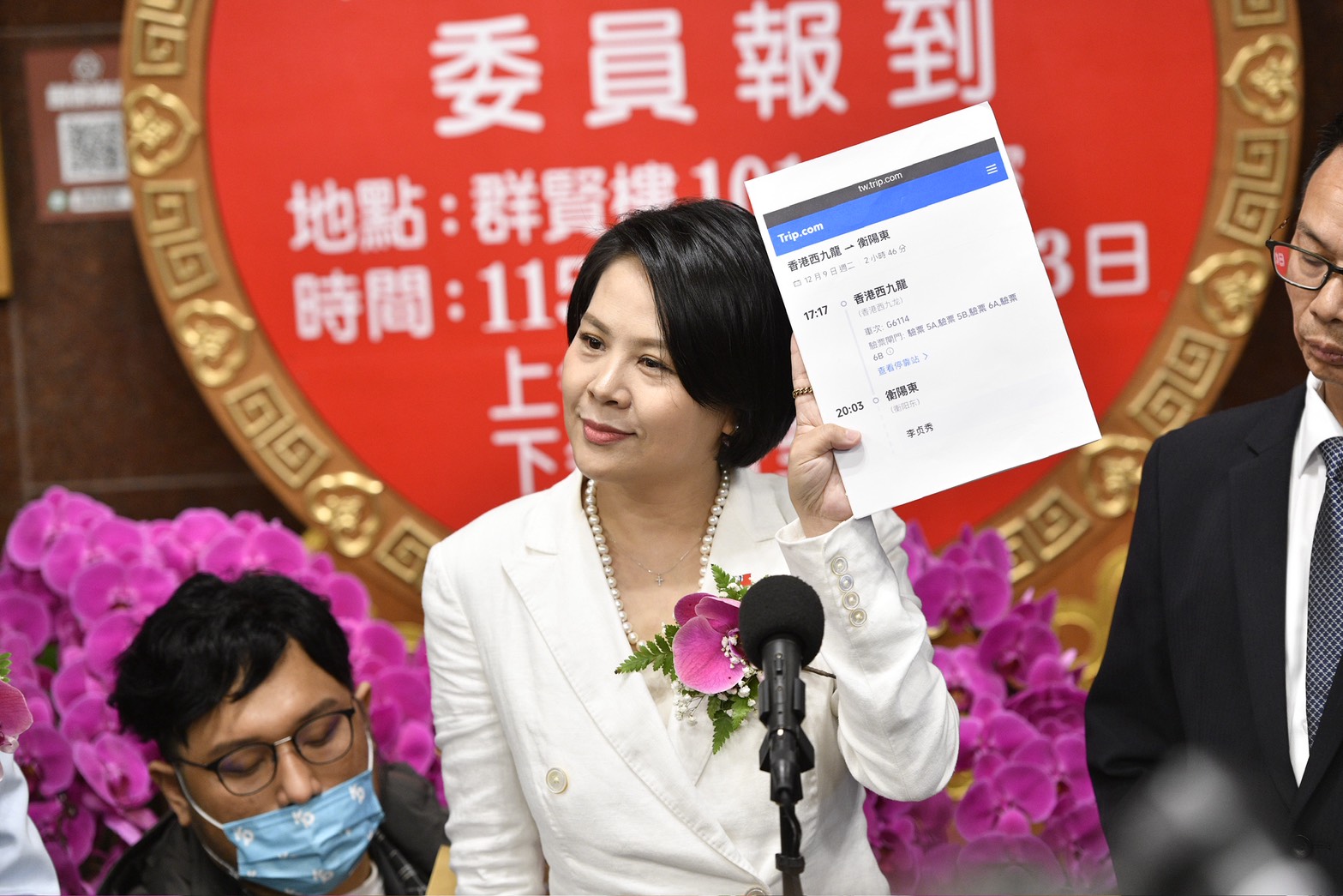 李貞秀拿出機票，強調自己曾赴中國放棄國籍遭拒。（鏡報李智為）