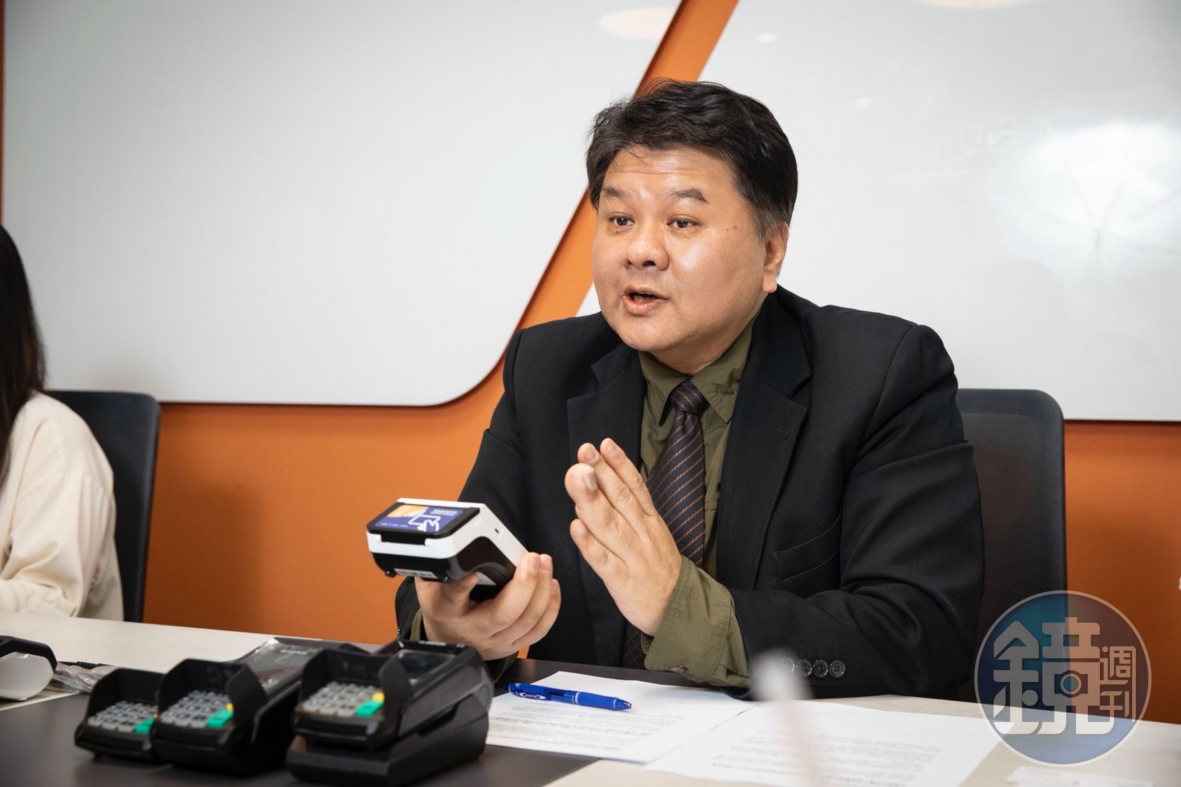 黃華勇天生無名指異於常人,他笑說這是富貴命。其實他心理素質超強,不論順境、逆境都平常心看待。