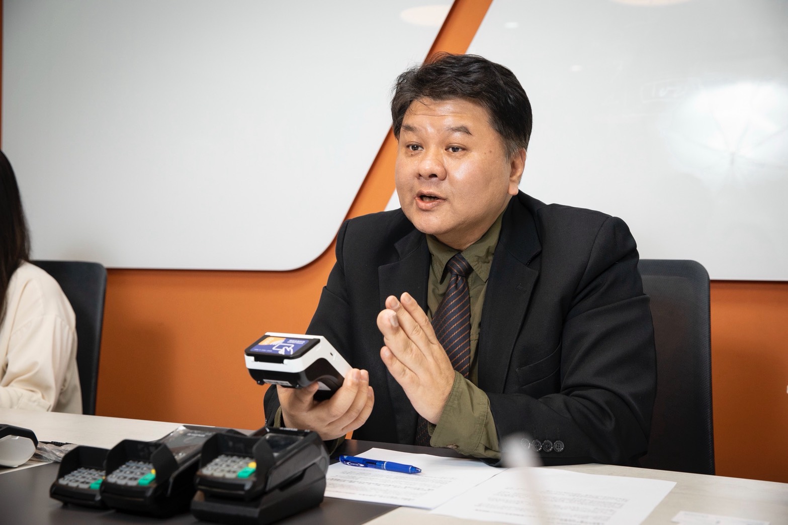 黃華勇天生無名指異於常人，他笑說這是富貴命。其實他心理素質超強，不論順境、逆境都平常心看待。
