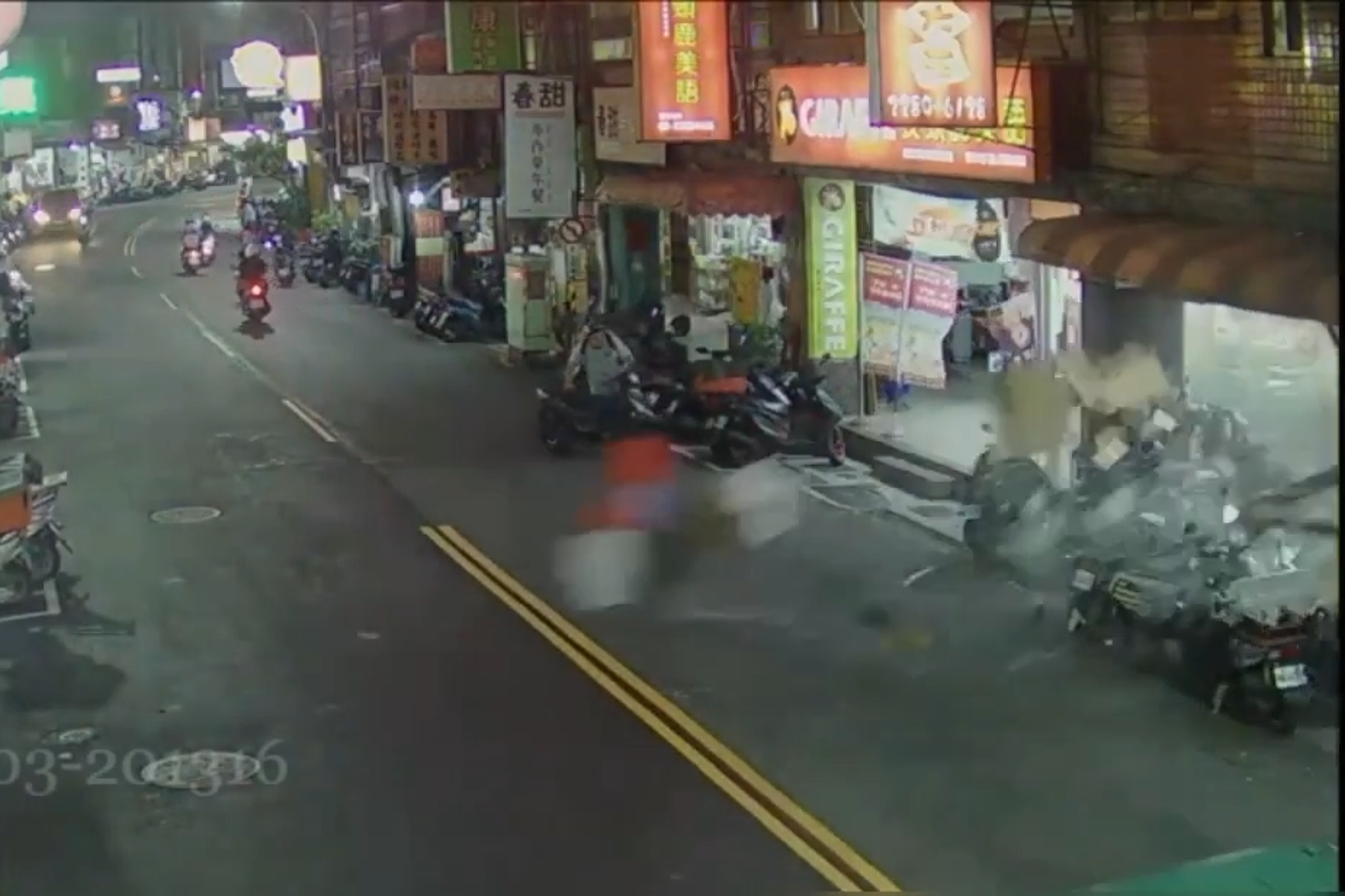新北蘆洲長安街自助餐店昨晚發生氣爆意外,爆炸瞬間威力驚人。(翻攝自記者爆料網)