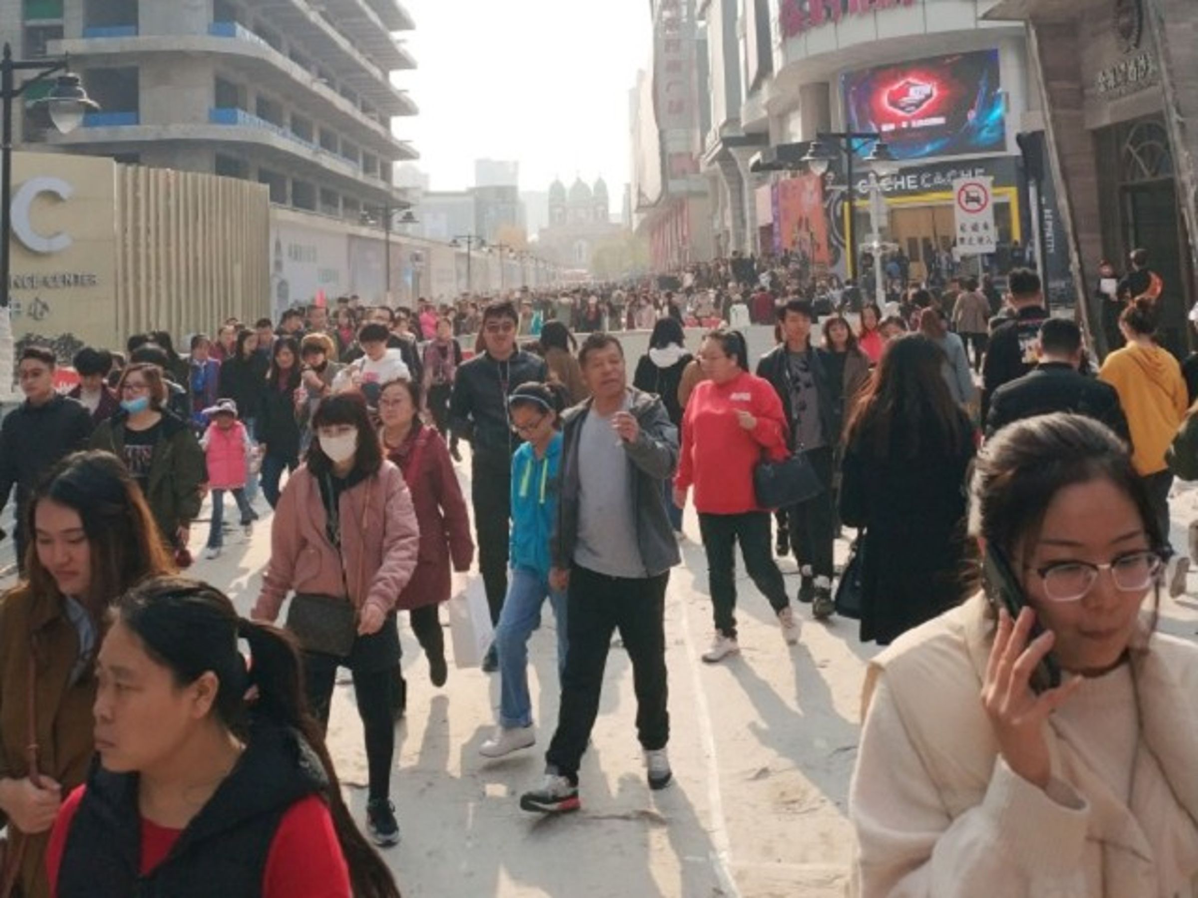 人民幣不香了!中國消費力低迷,歐美名牌「很受傷」下調銷售預測。(翻自微博)