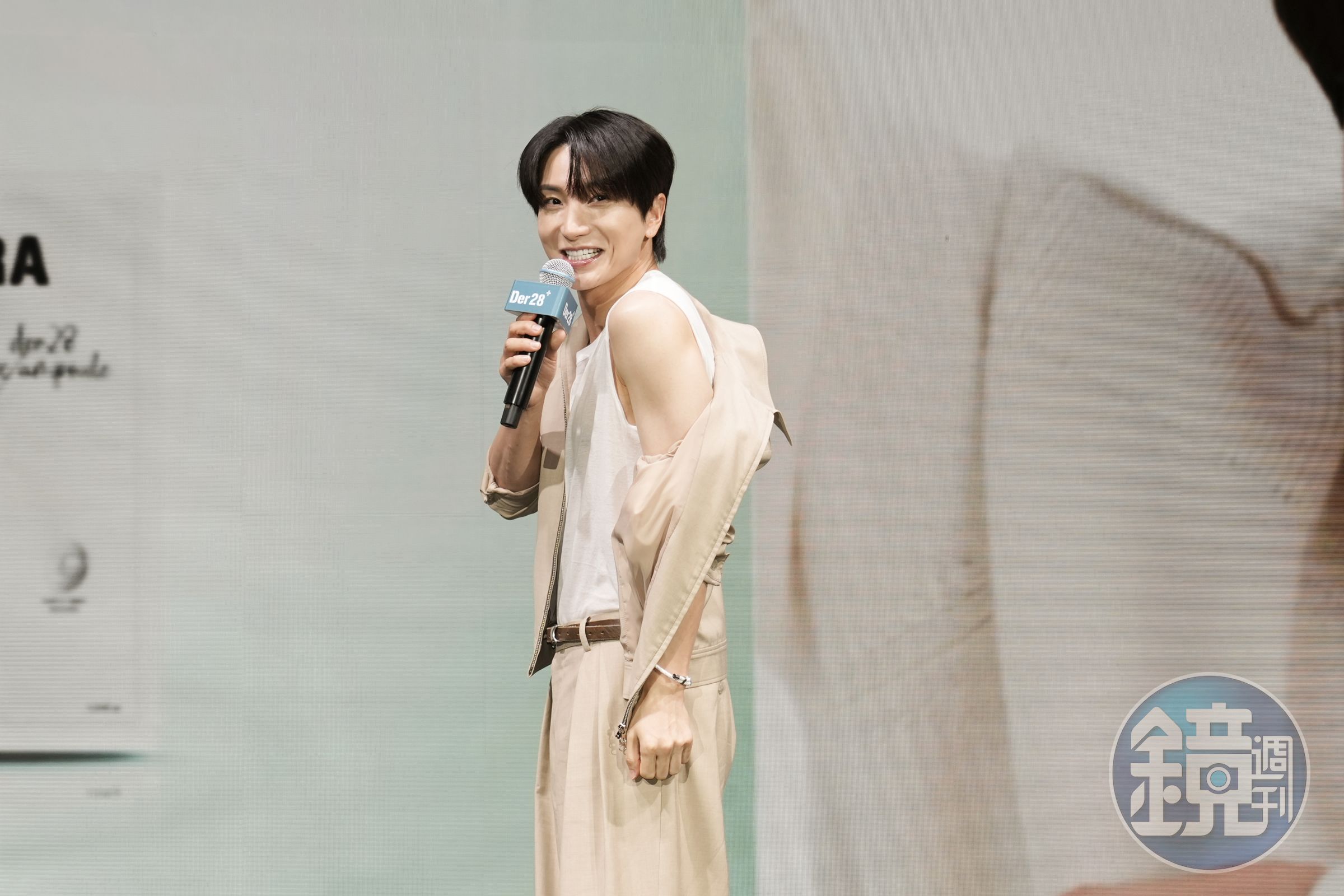 Super Junior利特今(25日)上午以美妝保養品牌代言人出席記者會,露香肩展現保養成效。