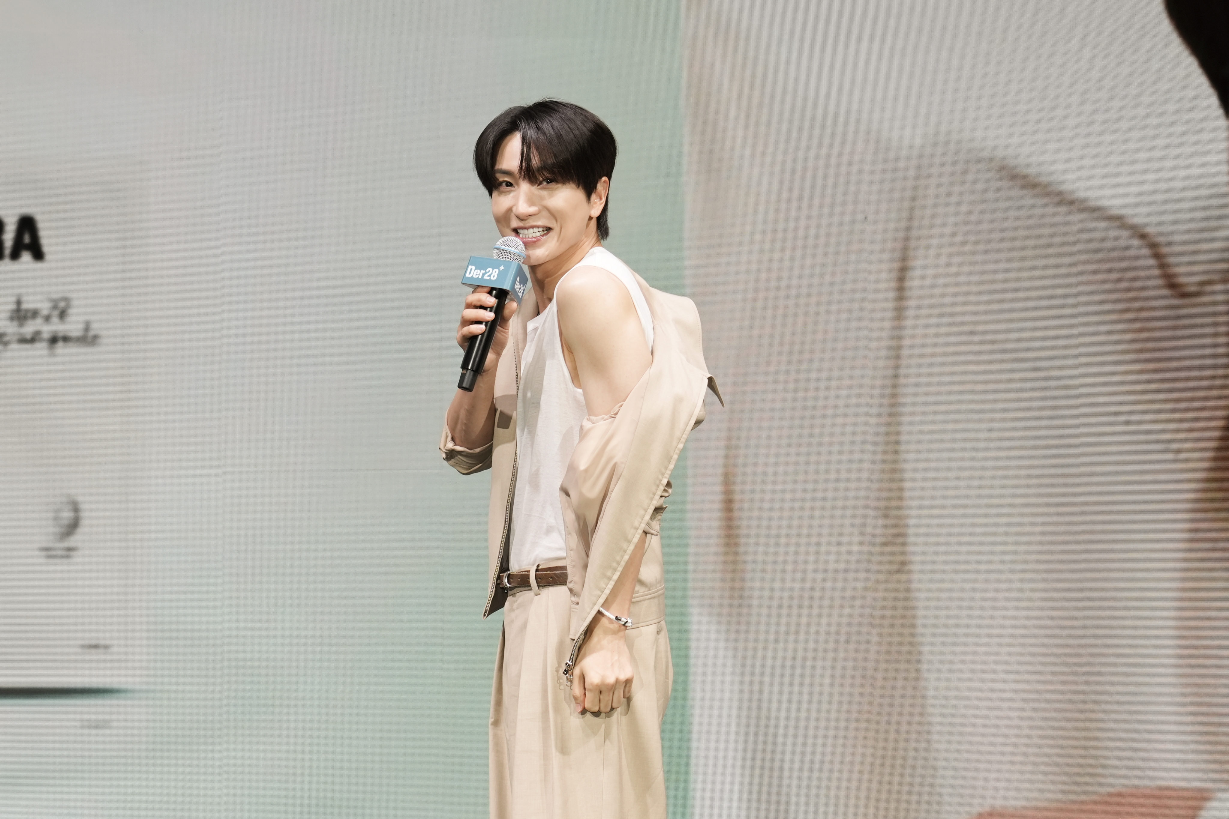 Super Junior利特今（25日）上午以美妝保養品牌代言人出席記者會，露香肩展現保養成效。