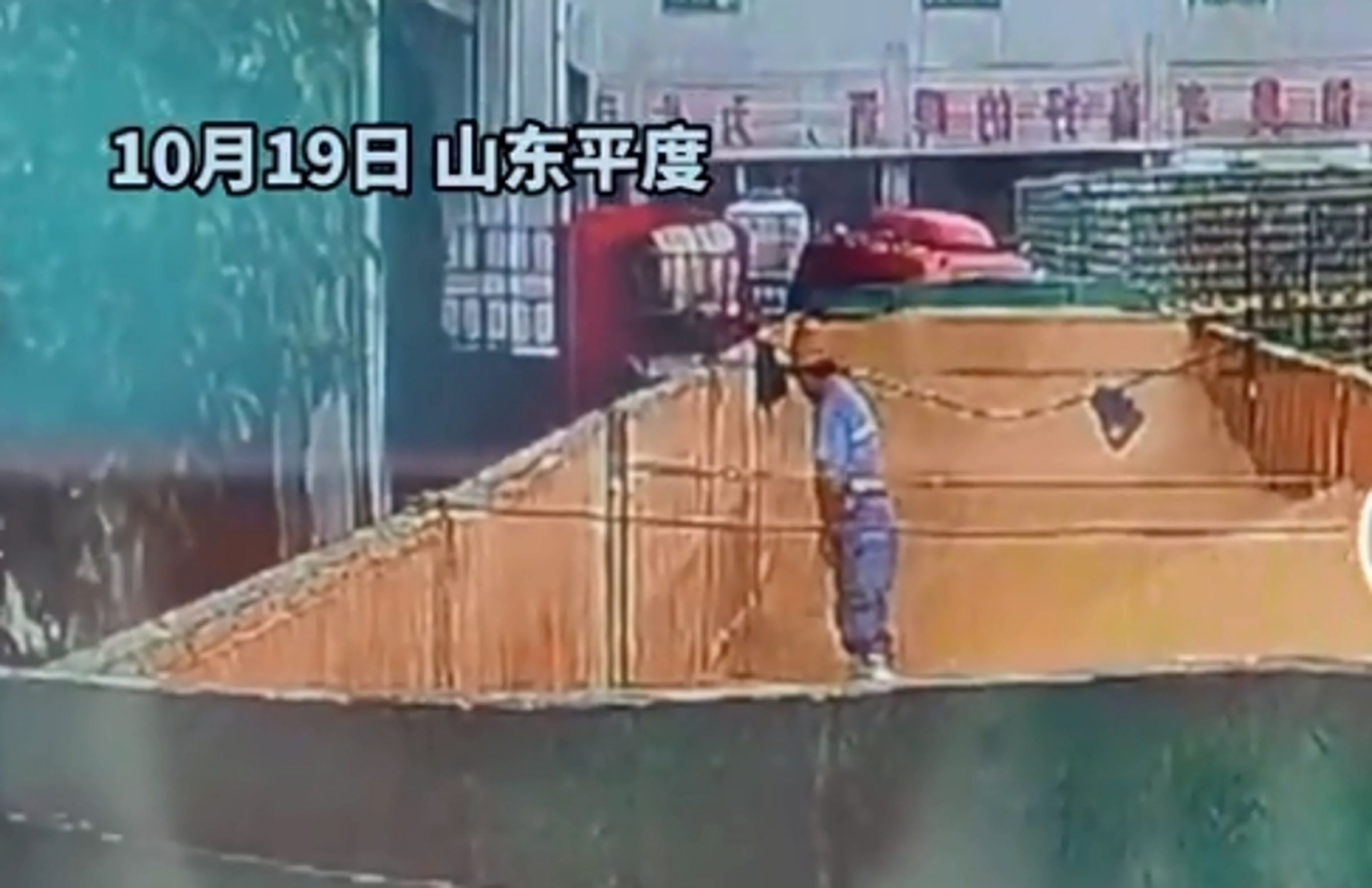 山東青島啤酒工廠的工人亂便溺,引起食安疑慮,更讓青島啤酒股價暴跌,公司方也於昨晚發布道歉聲明。(翻攝自網路)