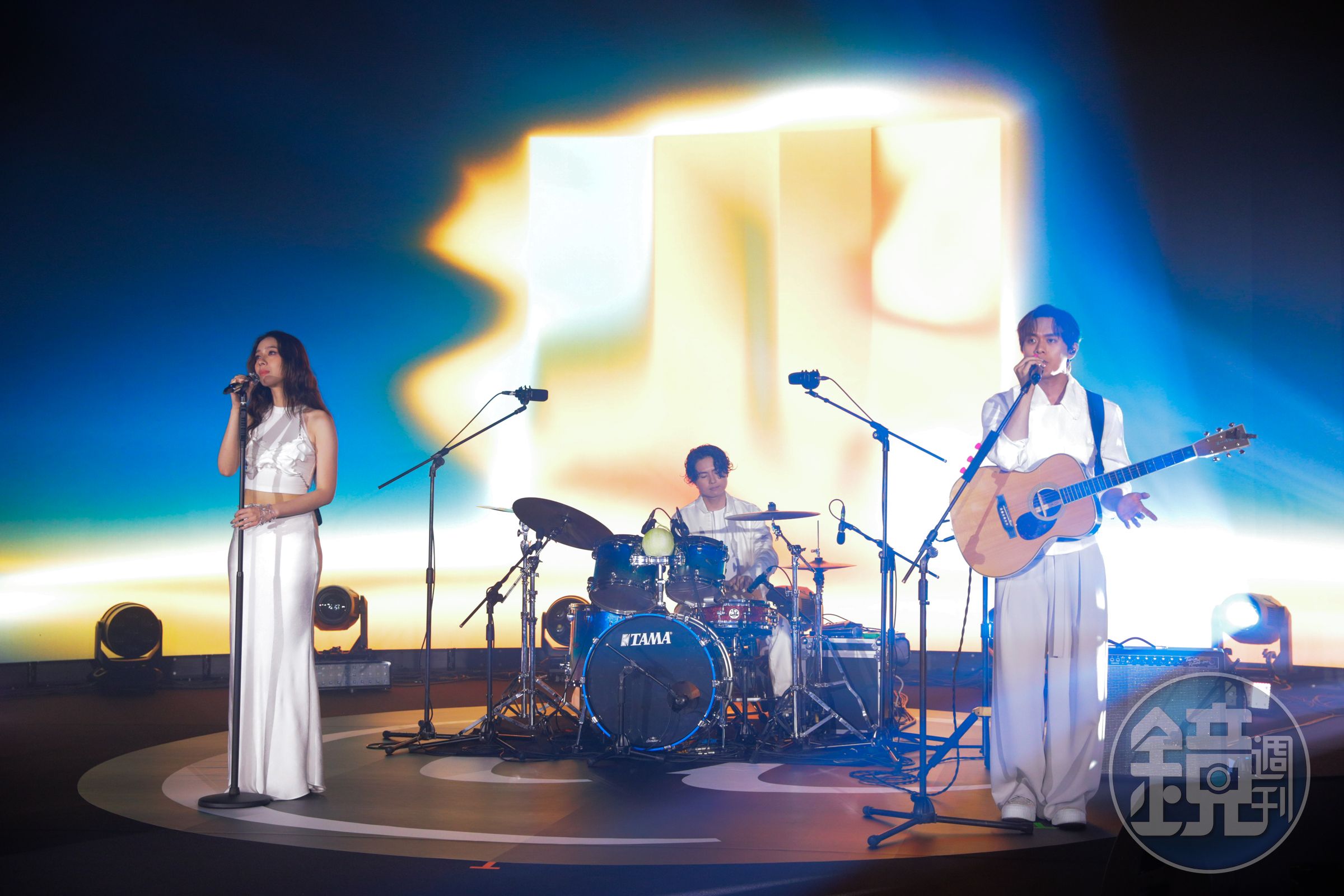 告五人推出全新單曲〈在這裡等你〉,為「在這裡@century」世界巡迴演唱會揭開全新篇章。