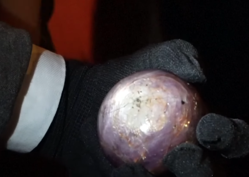 斯里蘭卡挖出一顆重達3,563克拉、極罕見的「紫星青金石(Purple Star Sapphire)」。(翻攝自YouTube頻道@metrotvnews)