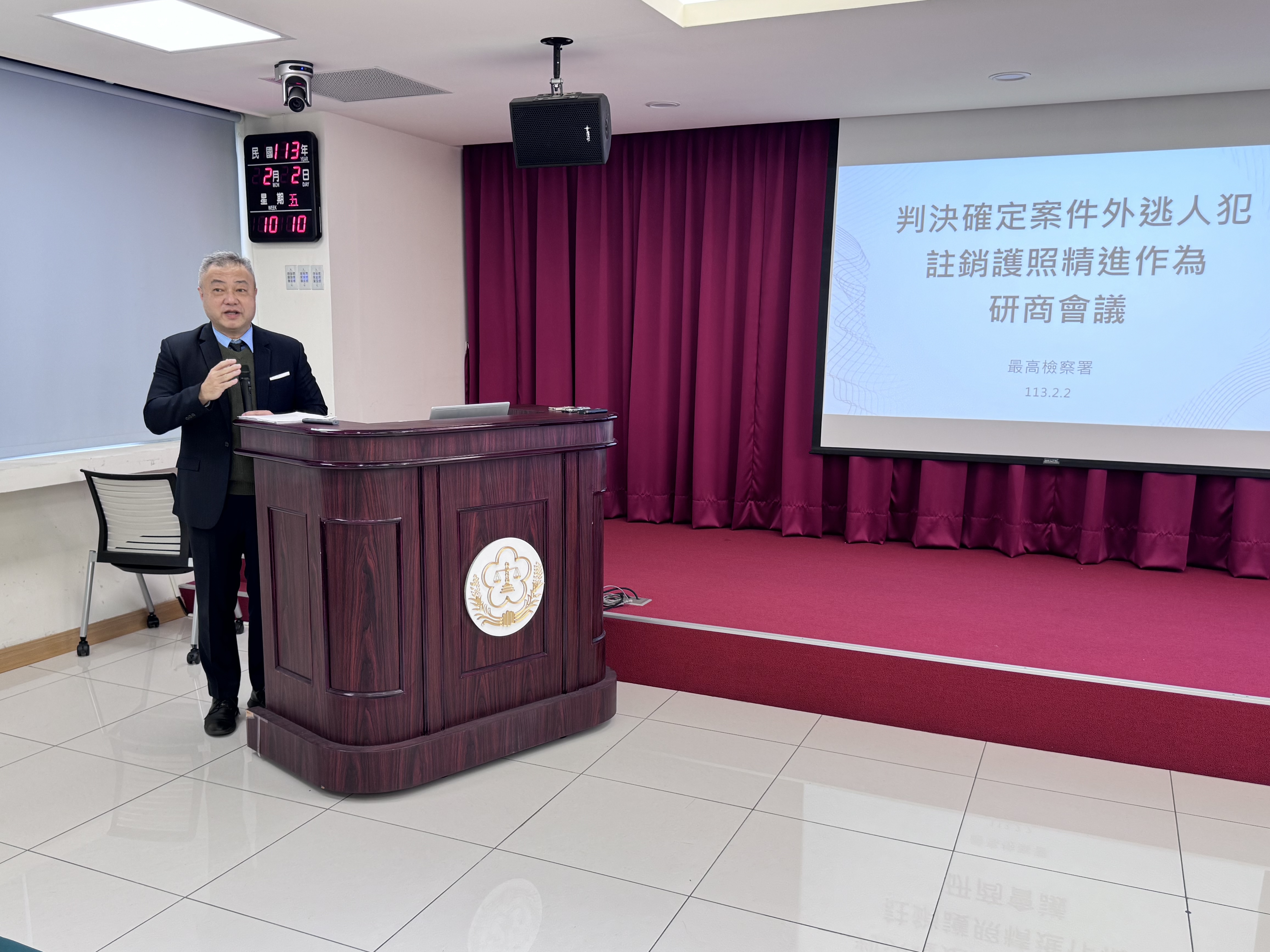 檢察總長邢泰釗今邀集檢方及外交部等單位，決定將通緝犯護照註銷，首波鎖定10大要犯追緝。（最高檢提供）