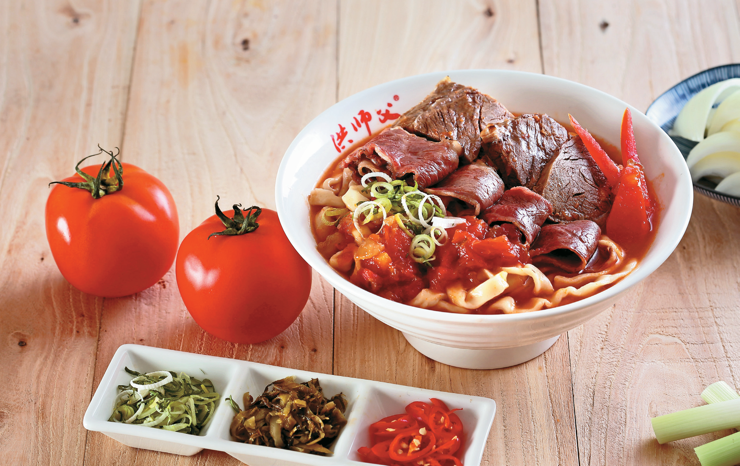 「洪師父牛肉麵」的紅麴番茄牛肉麵以牛小排與牛腩入菜,口味創新。(圖/洪師父牛肉麵)