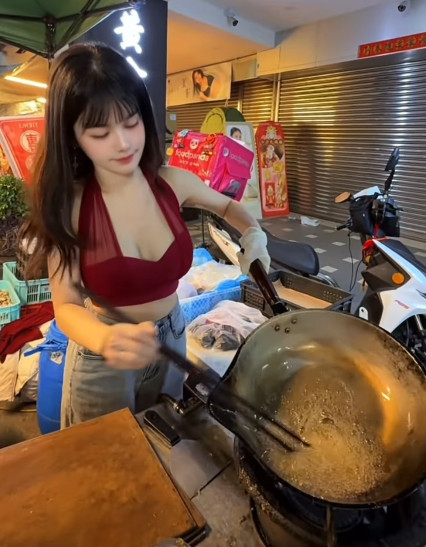 小花姐接身材火辣,其實曾當過電視台主播。(翻攝IG@shff.tw)