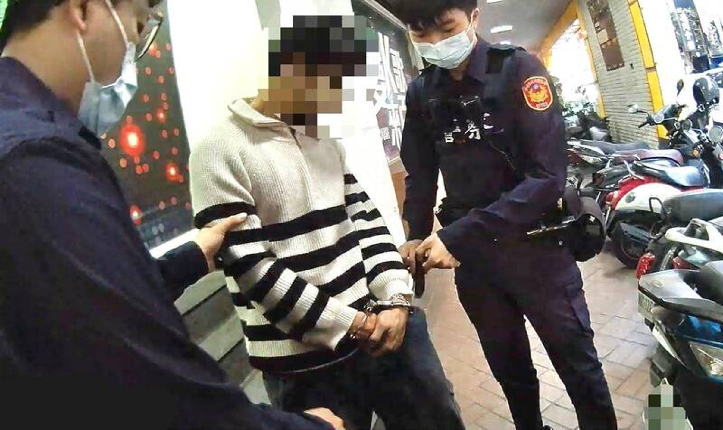 副隊長蘇敬修拜拜「巧遇」林姓慣犯，當場逮捕。（警方提供）
