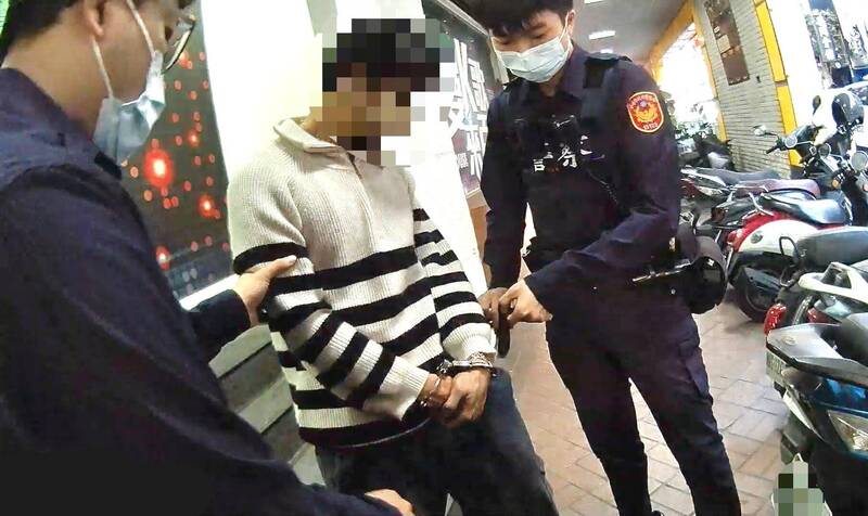 副隊長蘇敬修拜拜「巧遇」林姓慣犯，當場逮捕。（警方提供）