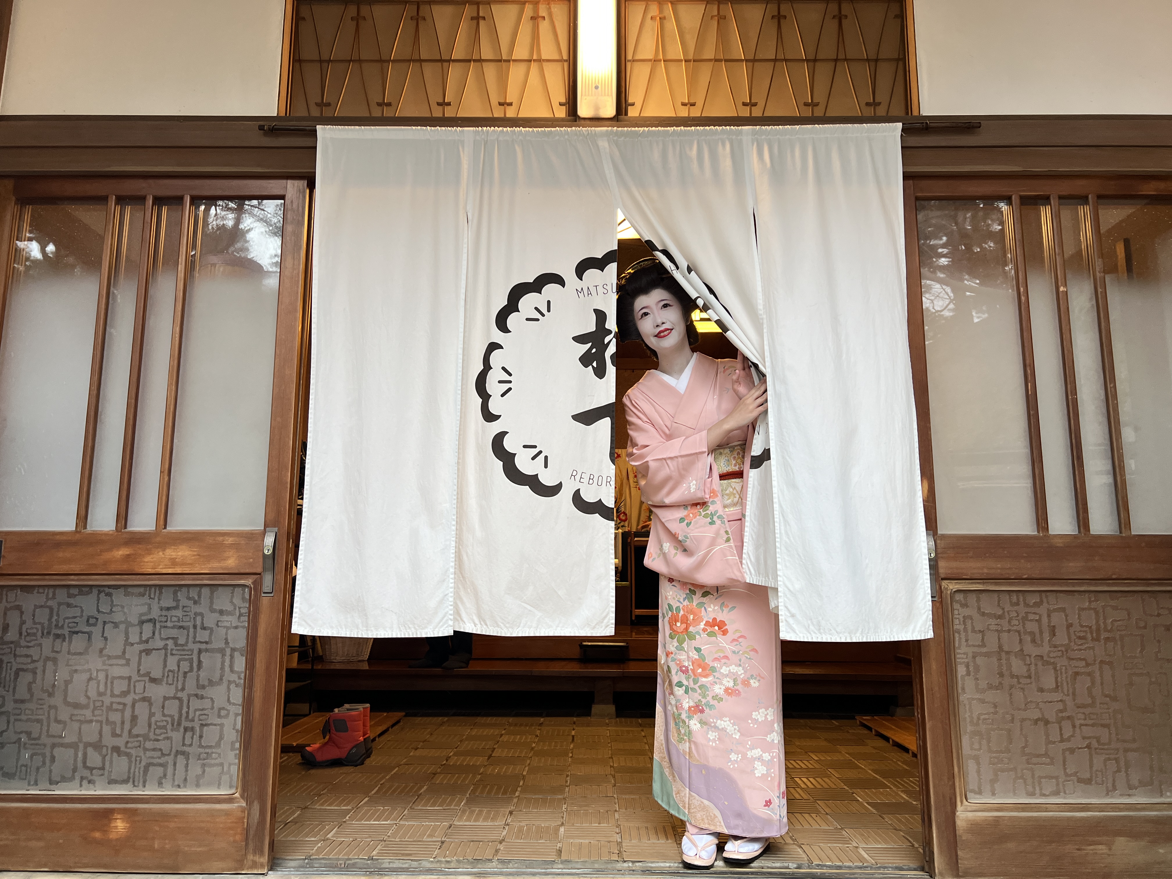 發展歷史可追溯至明治時代的秋田舞妓，是秋田美人的代表。