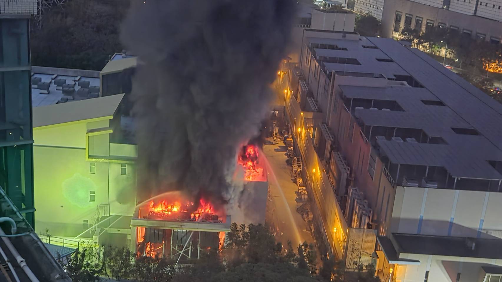 位於力行路的竹園超高壓變電所在設備測試期間突然起火，已釀1死2傷。（讀者提供）