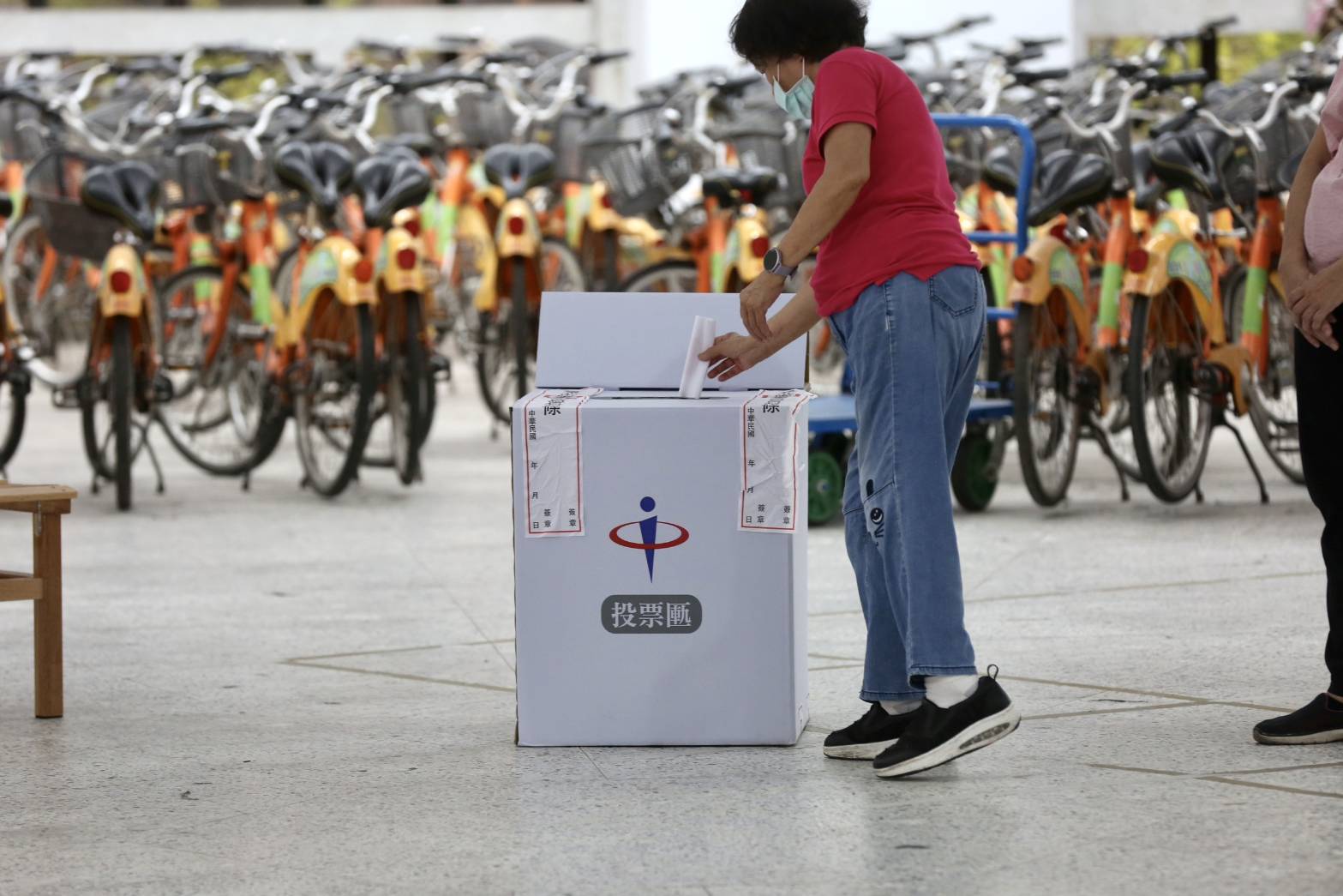 726大罷免，民眾投票。（鏡報董孟航攝）