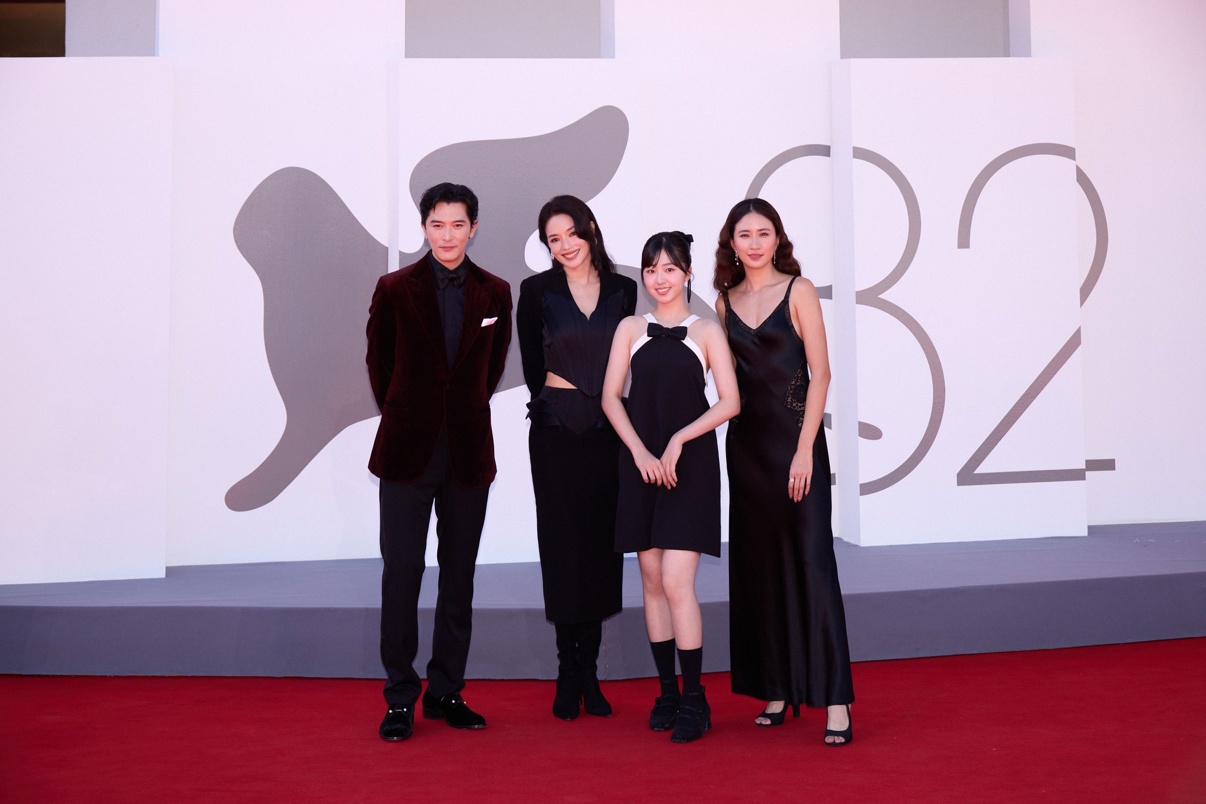 舒淇（左二）執導的《女孩》威尼斯影展世界首映，她與演員一起邱澤（左起）、白小櫻、9m88一起走紅毯。（甲上娛樂提供）