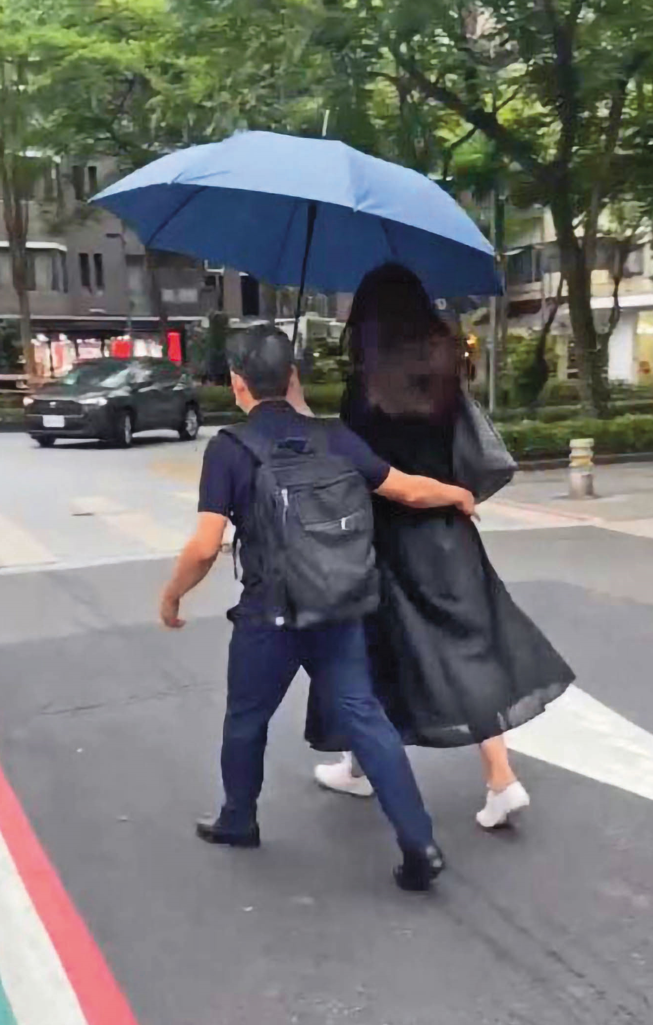 本刊直擊，張晉源在大街上摟著李光昕，顯見2人關係密切。