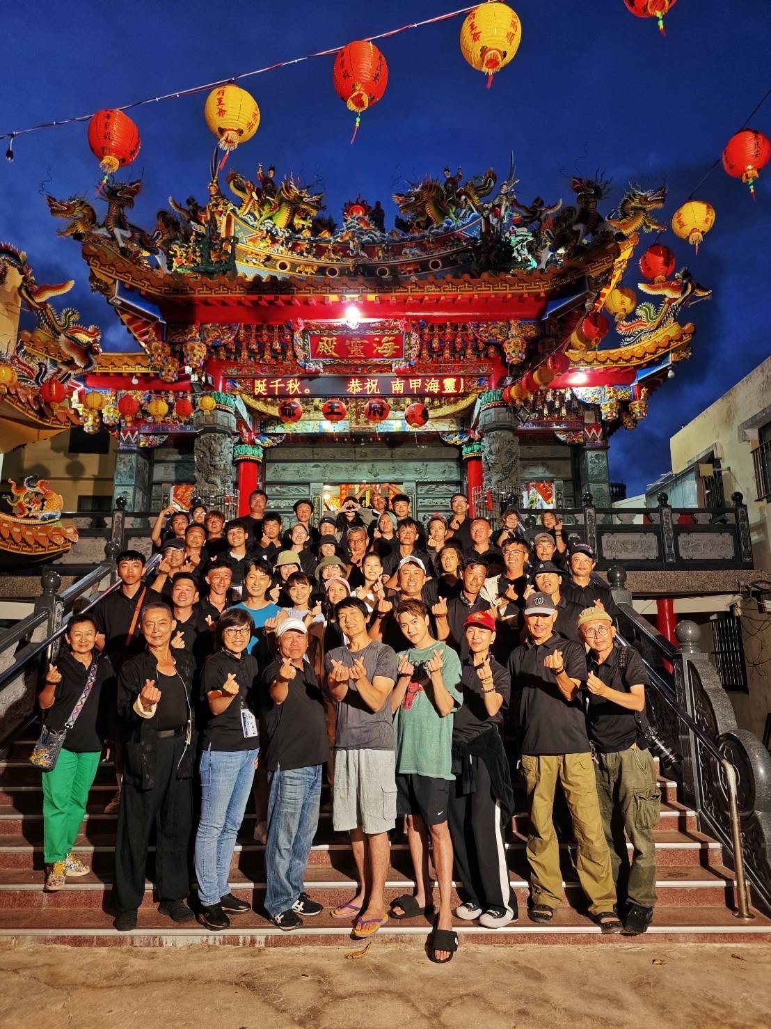 為了祈福及宣傳，《看到靈魂的那隻眼 師公》共要在全台拜訪88間宮廟，如今已經跑了將近一半。（鳳凰藝能提供）