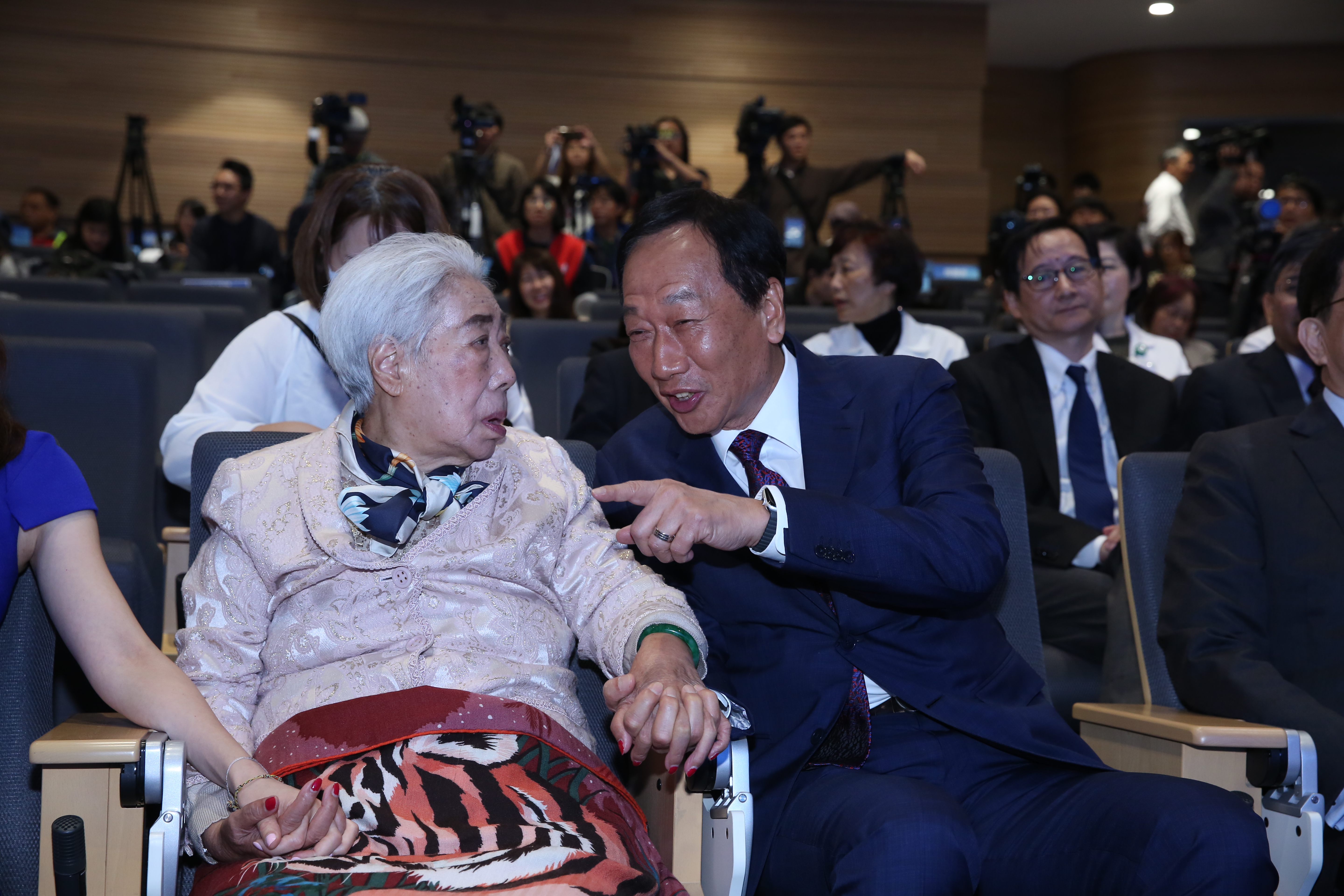郭台銘隱身未對外現身,不過郭家座車仍不時穿梭進出豪宅。