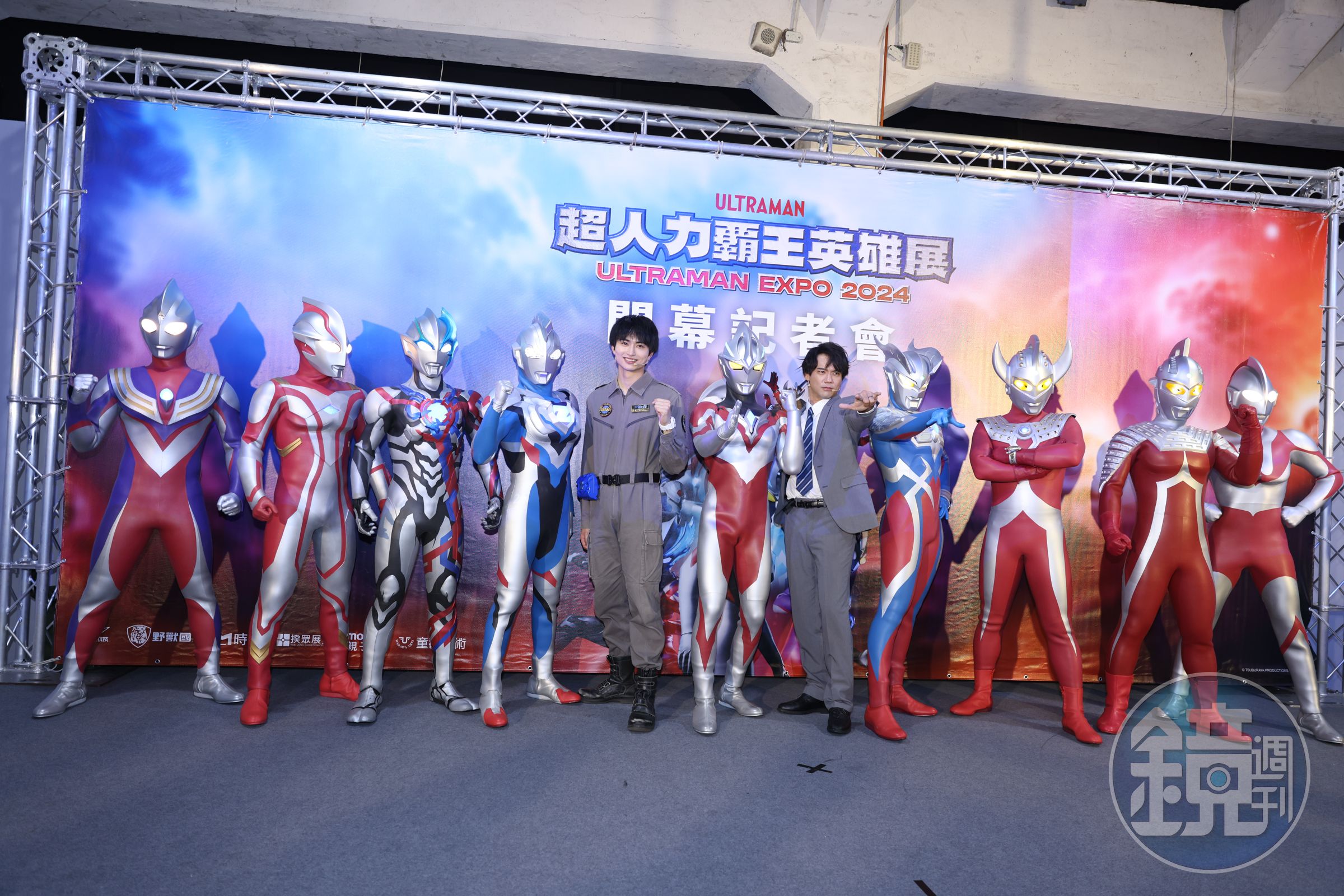 平野宏周與小澤雄太與《超人力霸王》英雄們合照。
