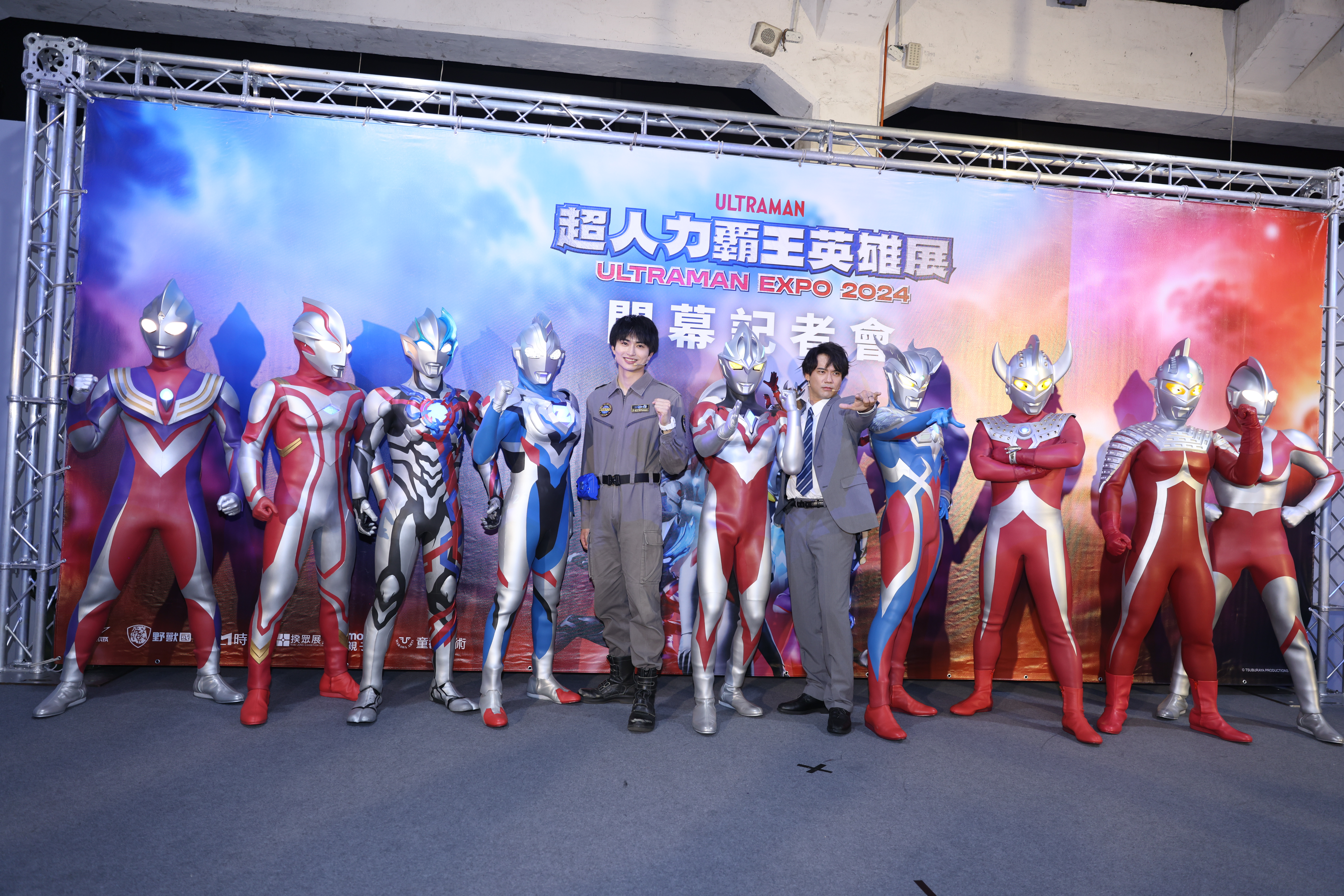 平野宏周與小澤雄太與《超人力霸王》英雄們合照。