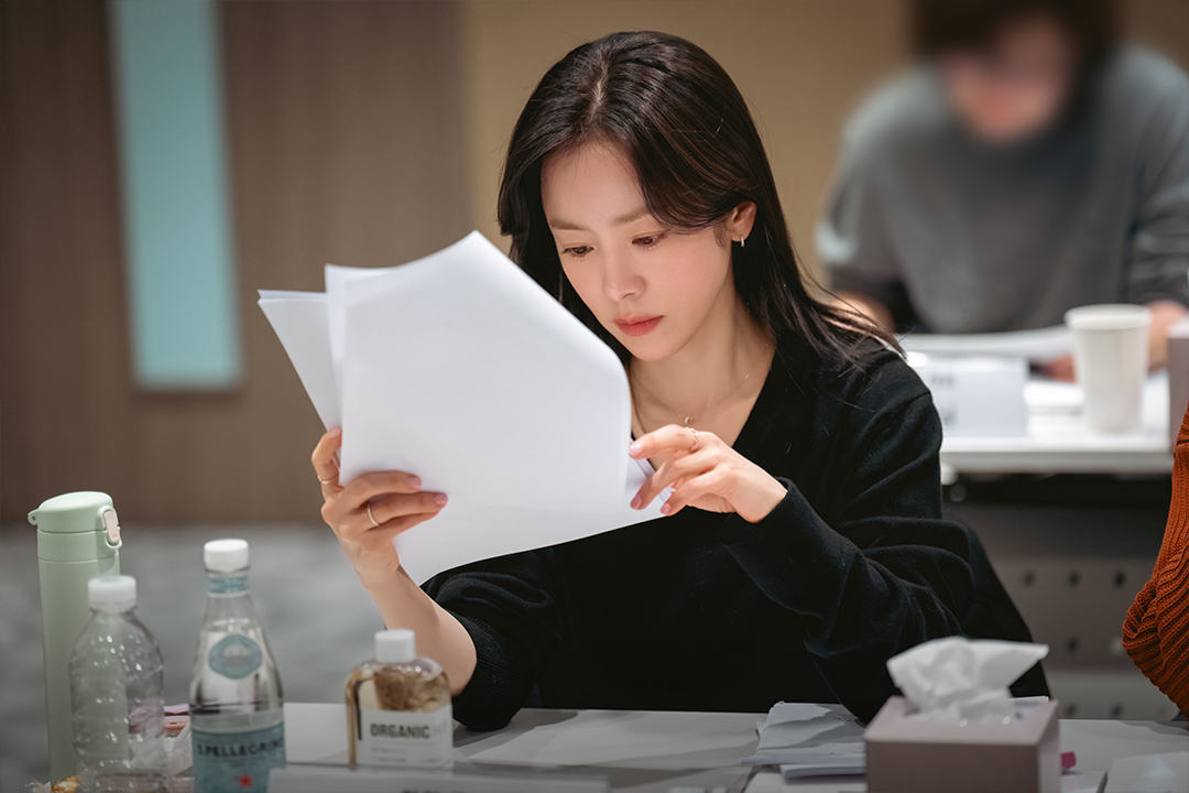 《The Koreans》女主角韓志旼在劇中與李炳憲是間諜夫妻。（Disney+提供）