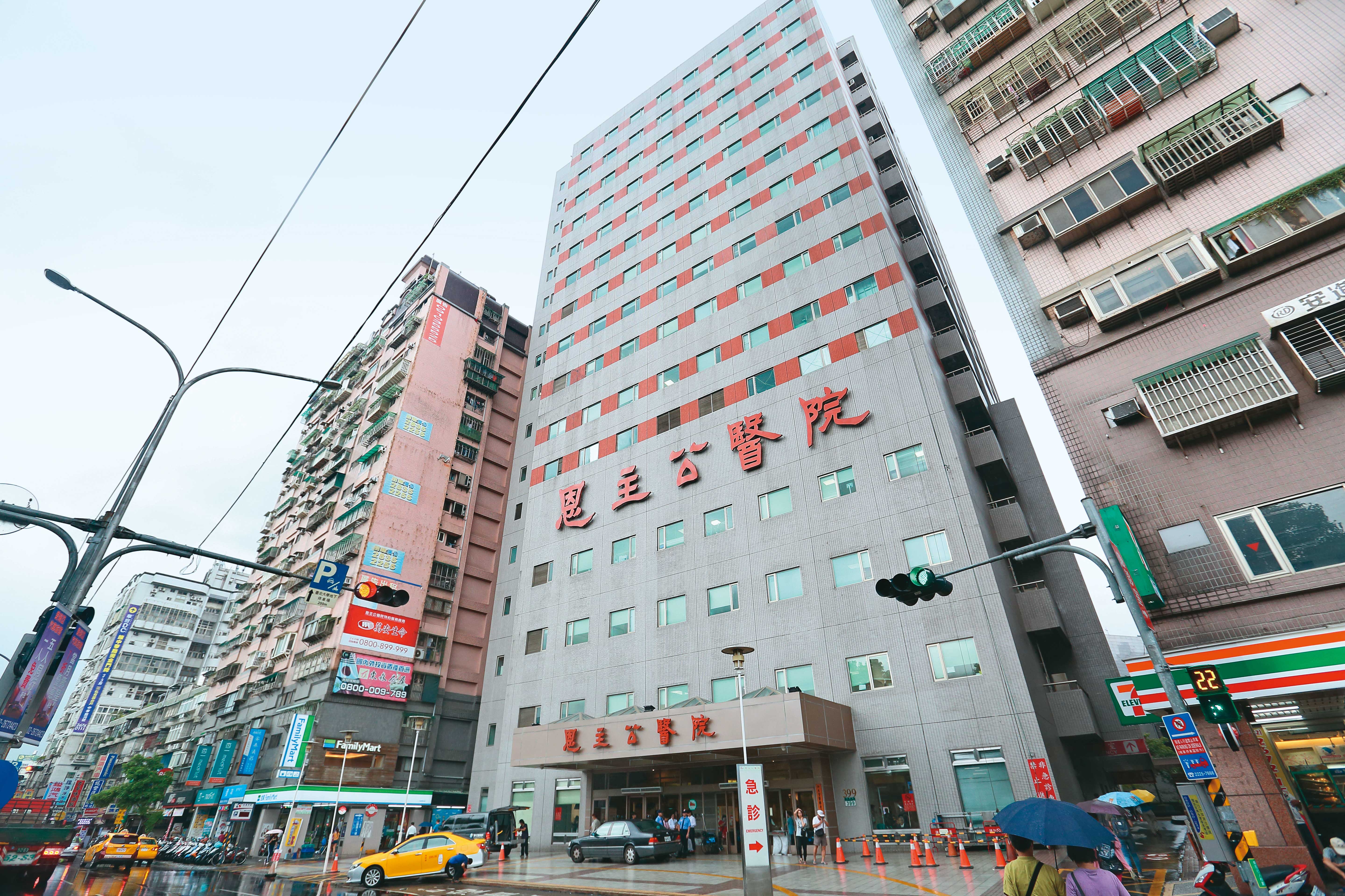 三峽恩主公醫院過去曾討論擴建但卡關，李四川允諾年底當選後，將以市府角色給予協助。
