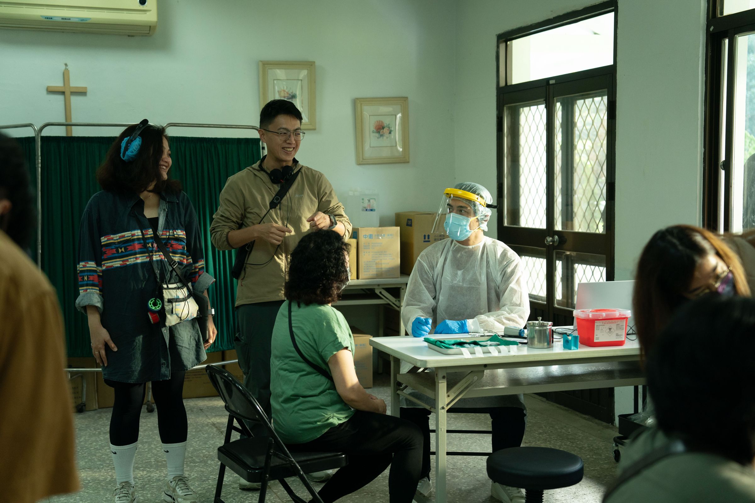 《我們與惡的距離II》 角色眾多且關係複雜 ，導演林君陽（左二站立者）思考尋找每集的核心精神，帶領觀眾理解人物和故事。（CATCHPLAY提供）