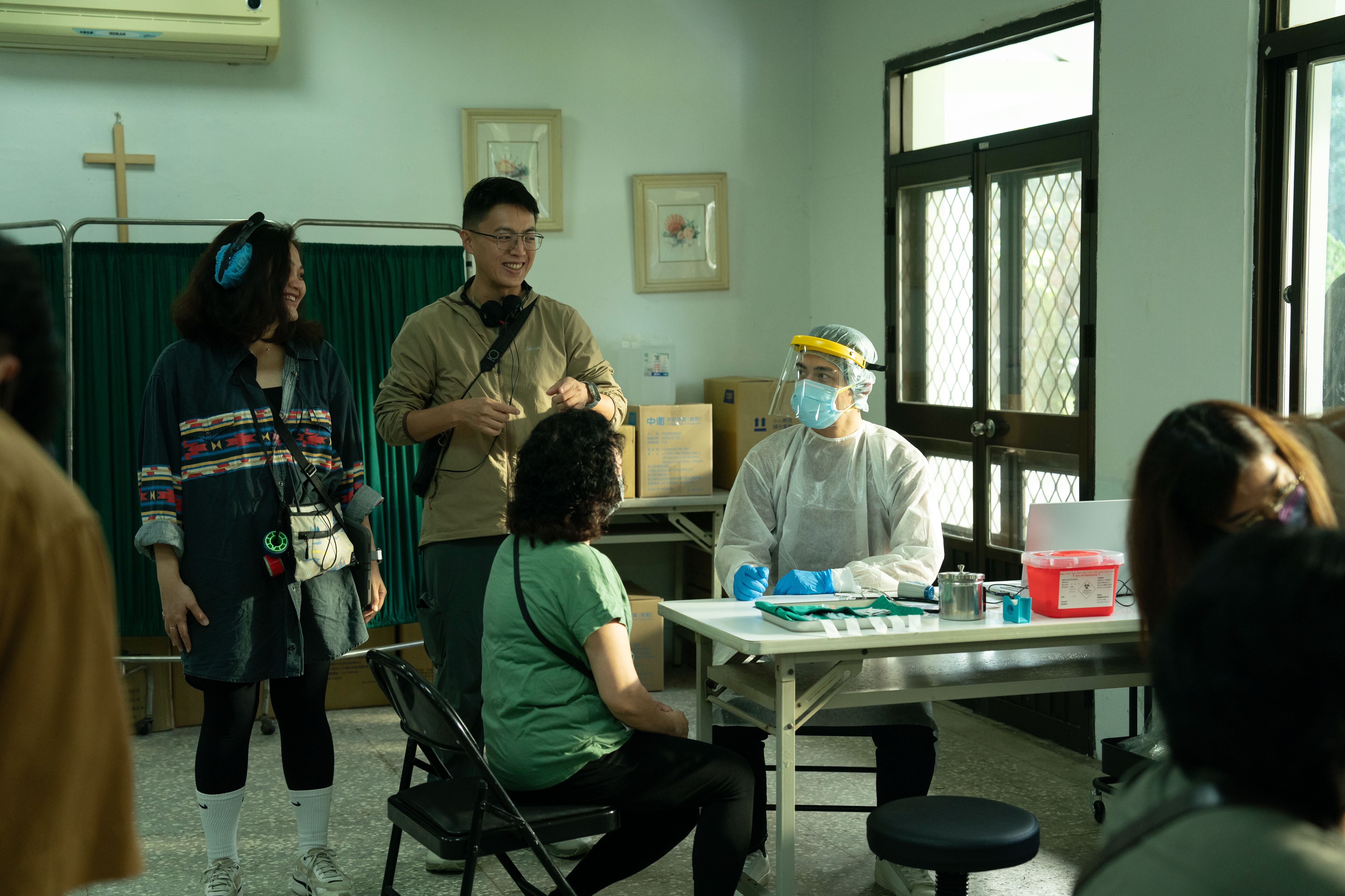 《我們與惡的距離II》 角色眾多且關係複雜 ，導演林君陽（左二站立者）思考尋找每集的核心精神，帶領觀眾理解人物和故事。（CATCHPLAY提供）