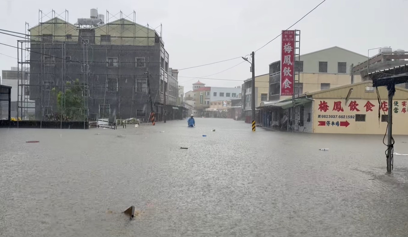 台南後壁區菁寮里27日淹水高度及腰。（翻攝自王宣貿臉書）