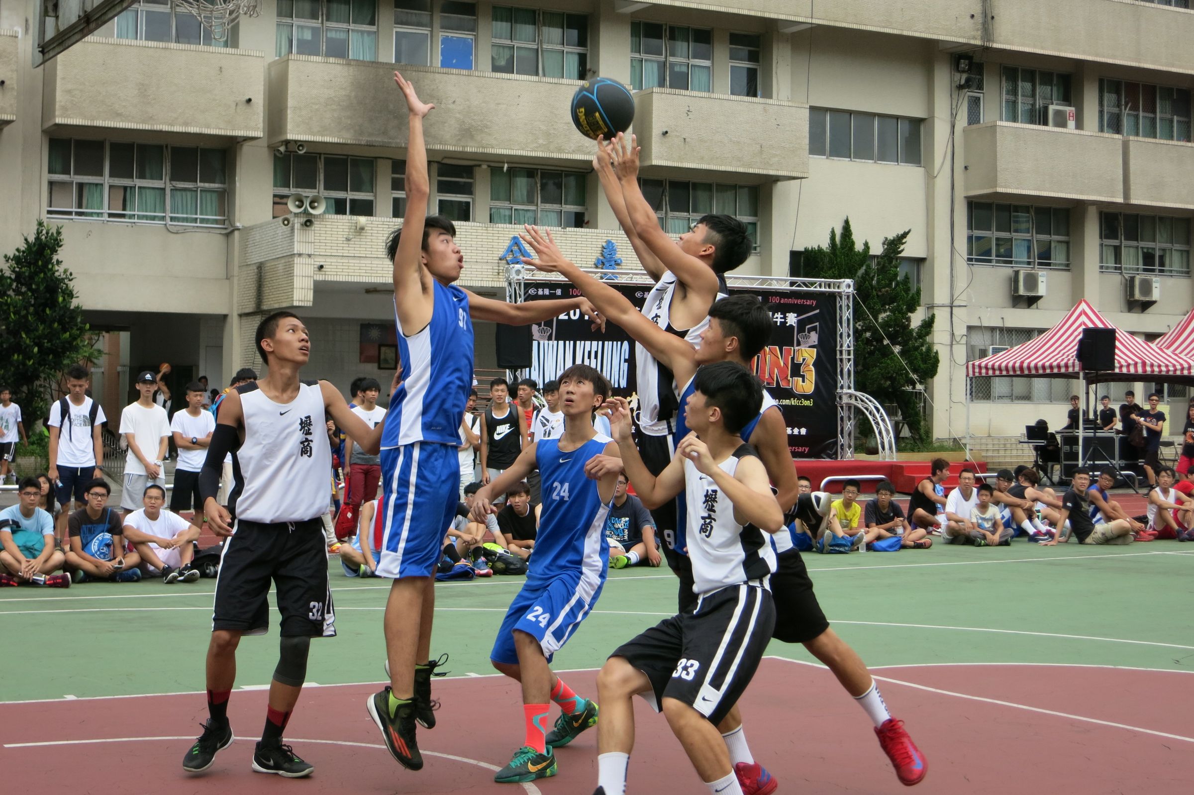 基隆一信盃籃球3ON3鬥牛賽吸引全國各校高手前來一決高下，精彩又刺激。