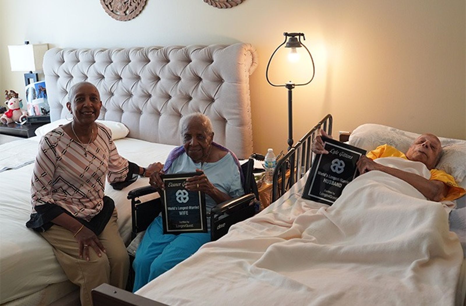 萊爾（右起）、艾蓮娜和女兒安琪拉住在邁阿密。（翻攝Guinness World Records）