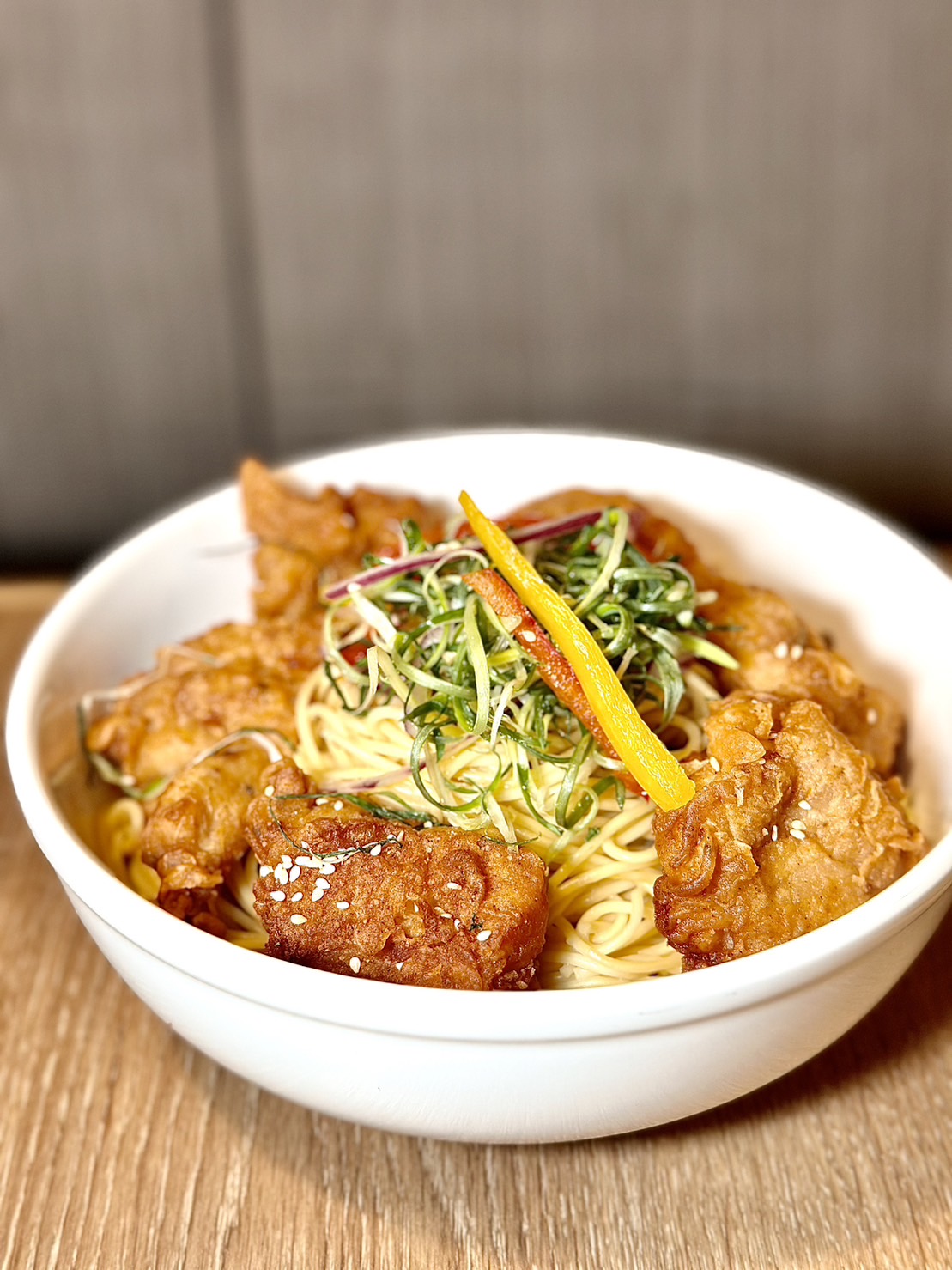 「香酥和風炸雞野菇麵」的超肥美酥香炸雞，滿足炸物控的口腹之慾。（560元／份）