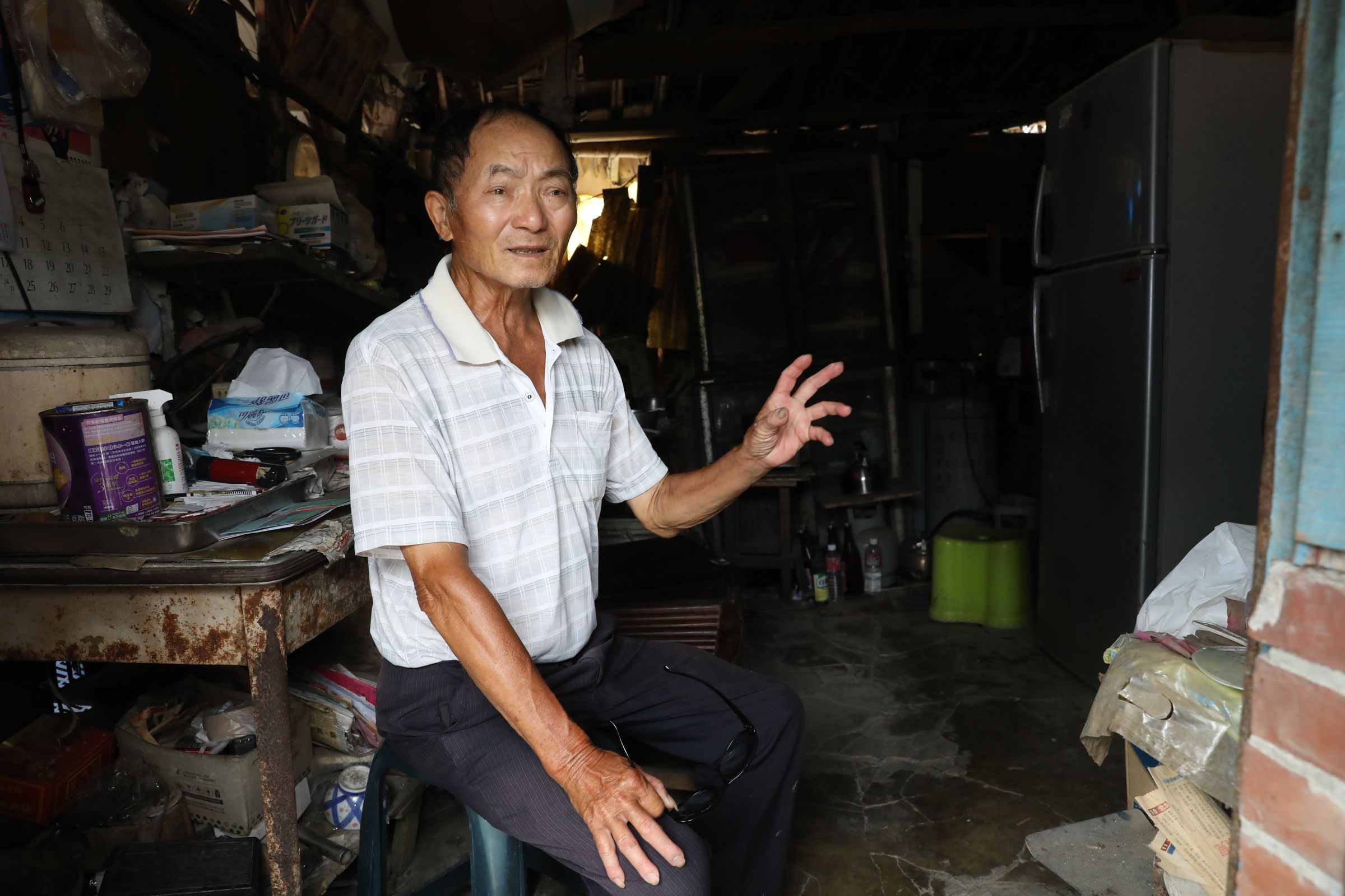 獨居的郭金茂住家地勢低窪,僅能用帆布、 鐵皮勉強為家,災後全面斷電無法居住。(攝影/蘇立坤)