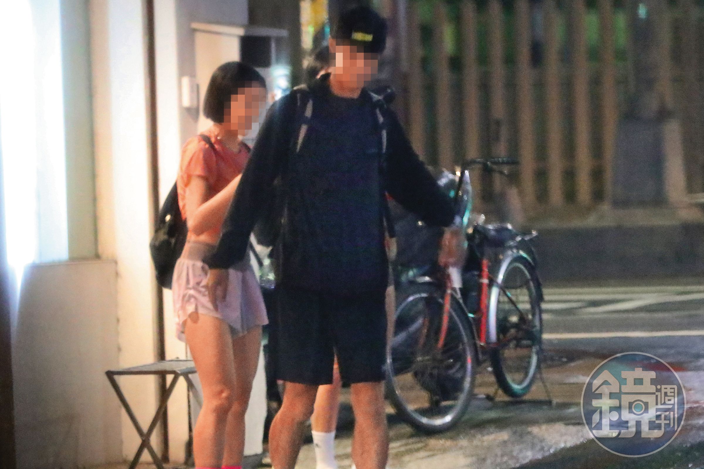 7/22 00:21 過了午夜，吃飽後的黃沐妍（後）才跟男跑友（右）與友人（左）步出火鍋店。