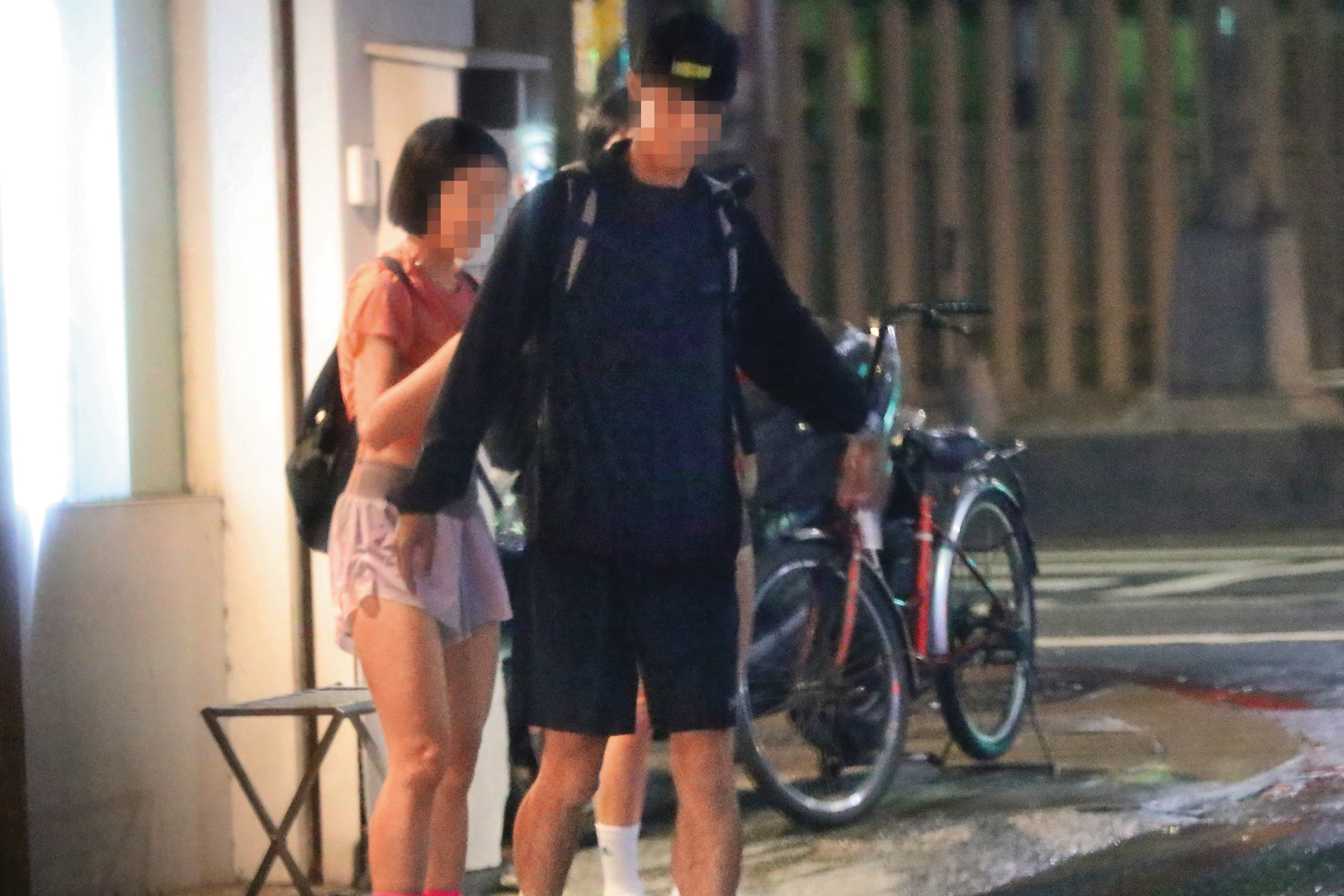 7/22 00:21 過了午夜，吃飽後的黃沐妍（後）才跟男跑友（右）與友人（左）步出火鍋店。