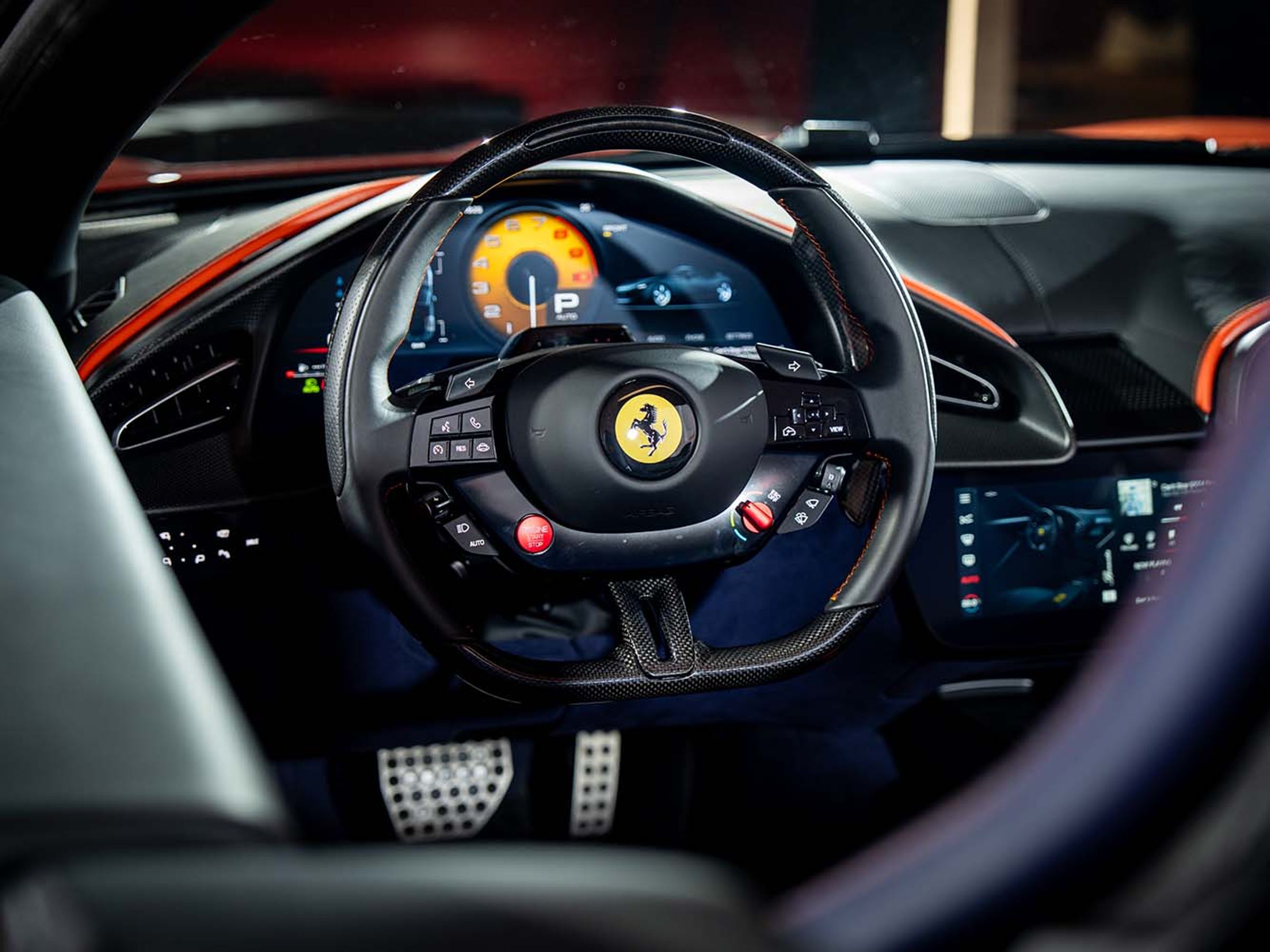 座艙維持 FERRARI 最新雙座艙設計，最大的改變在於重新導入配備實體按鍵的新式方向盤，左側也重新配置 FERRARI 經典鋁製引擎啟動按鈕，帶回更直接的操作手感