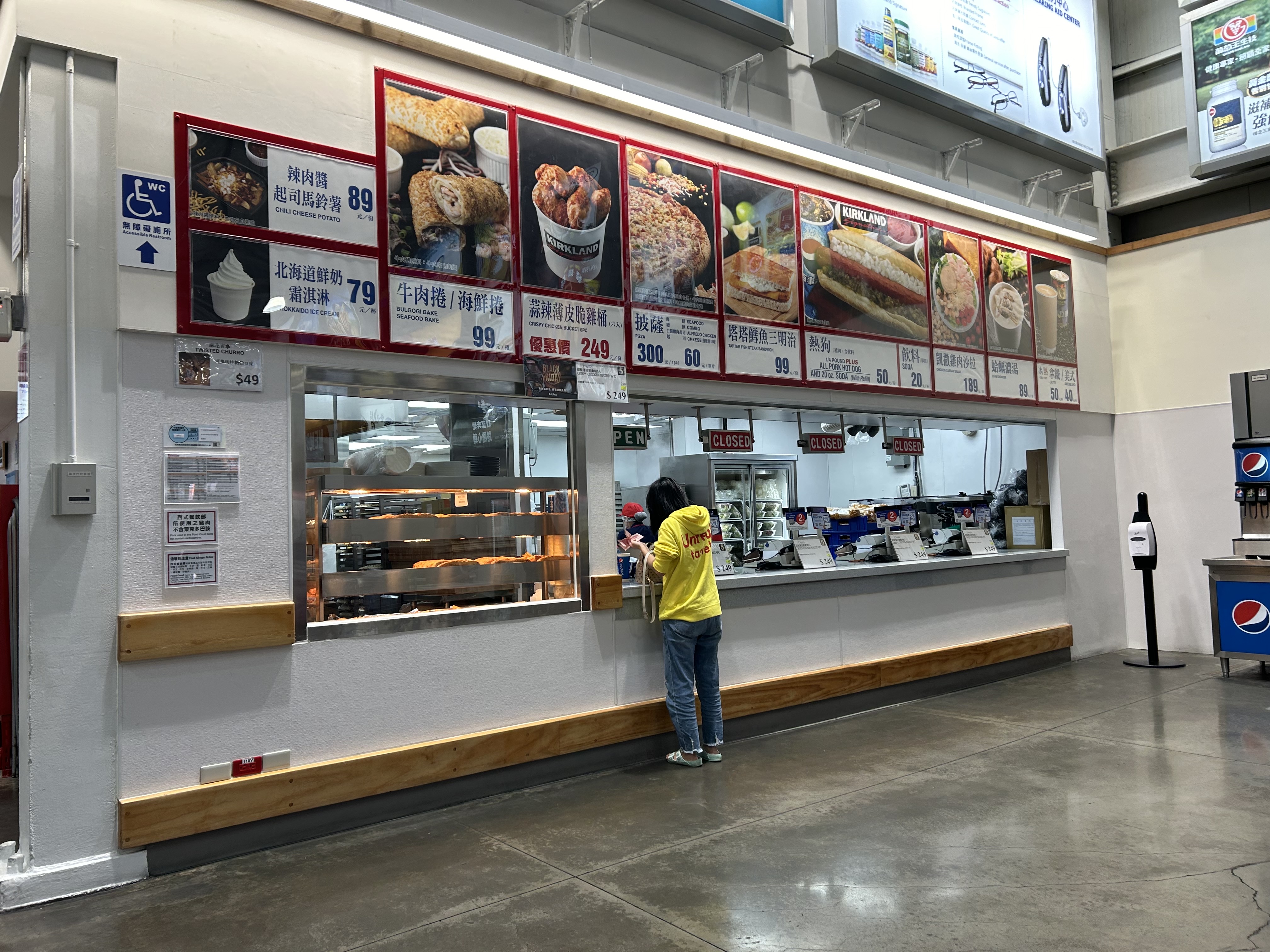 好市多（Costco）熟食區擁有不少經典美食。（資料照）