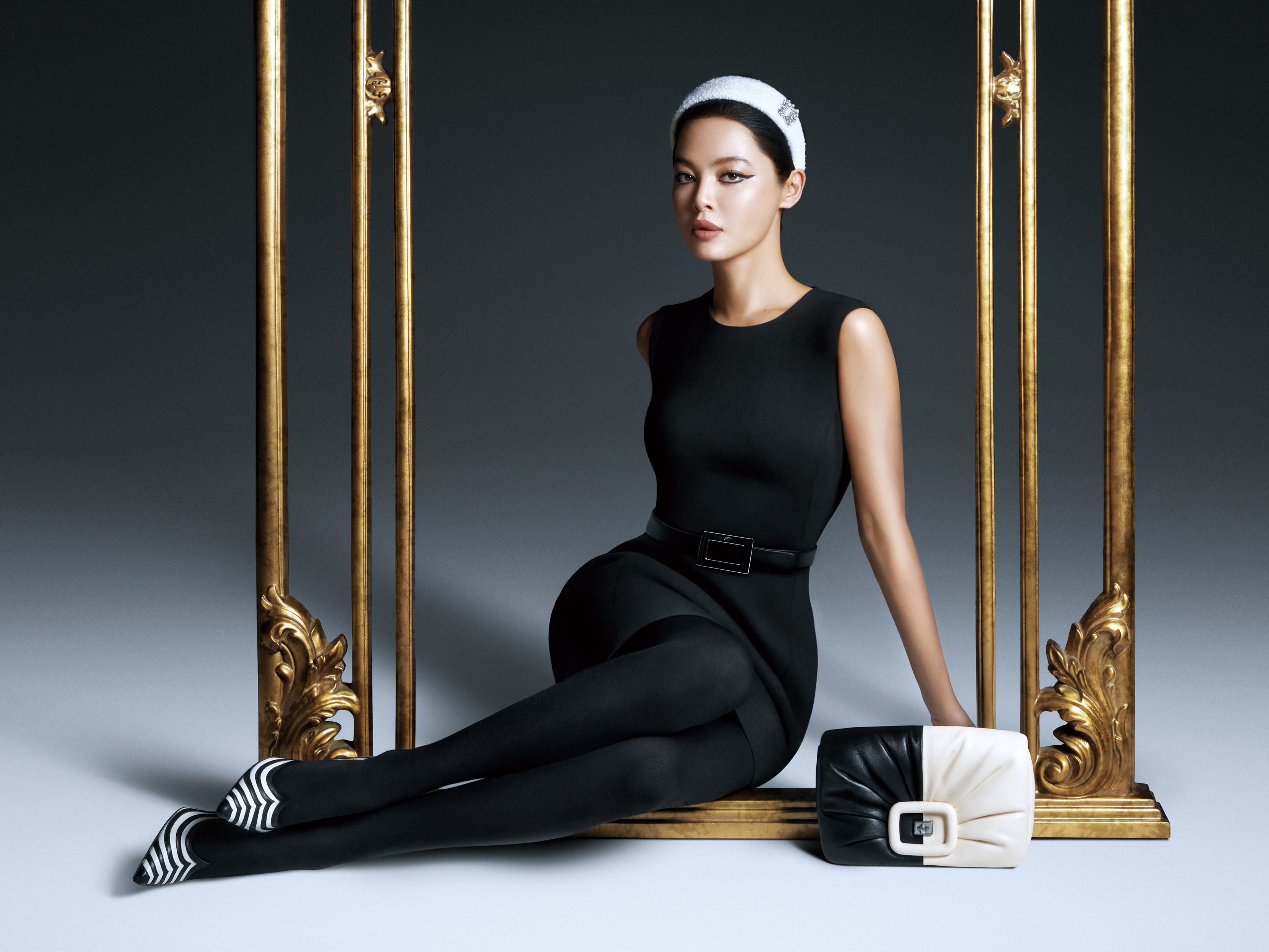 Roger Vivier品牌代言人辛芷蕾演繹2024秋冬系列。Viv’ Choc黑白撞色泡芙包NT$152,000（迪生提供）